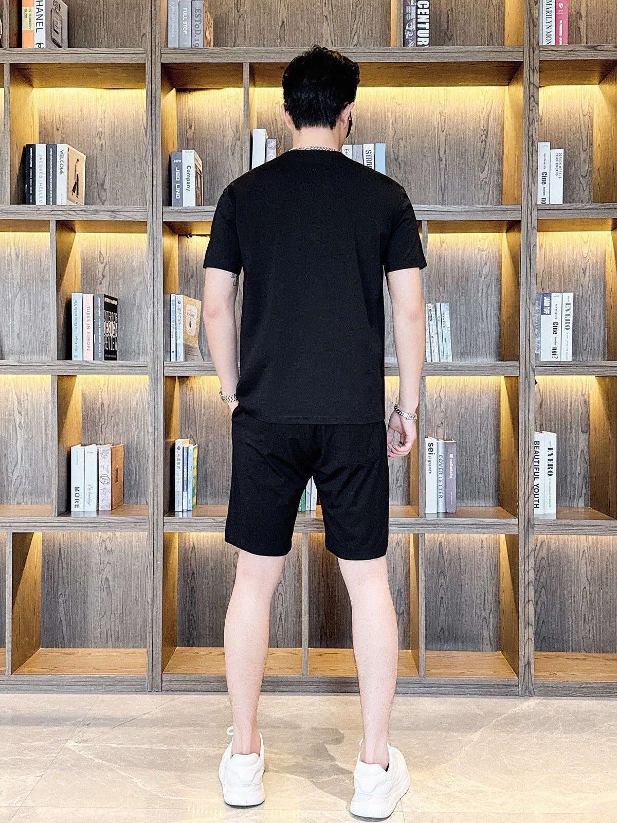 P290 Brand [MONCLER] 2025 new men’s short-sleeved shorts suit! Synchronous sales on the official website! High-end version on the market! It feels delicate and soft! Make you more comfortable to wear! The draped silhouette is awesome! Size: M-5XL (please state your height and weight when placing an order)
