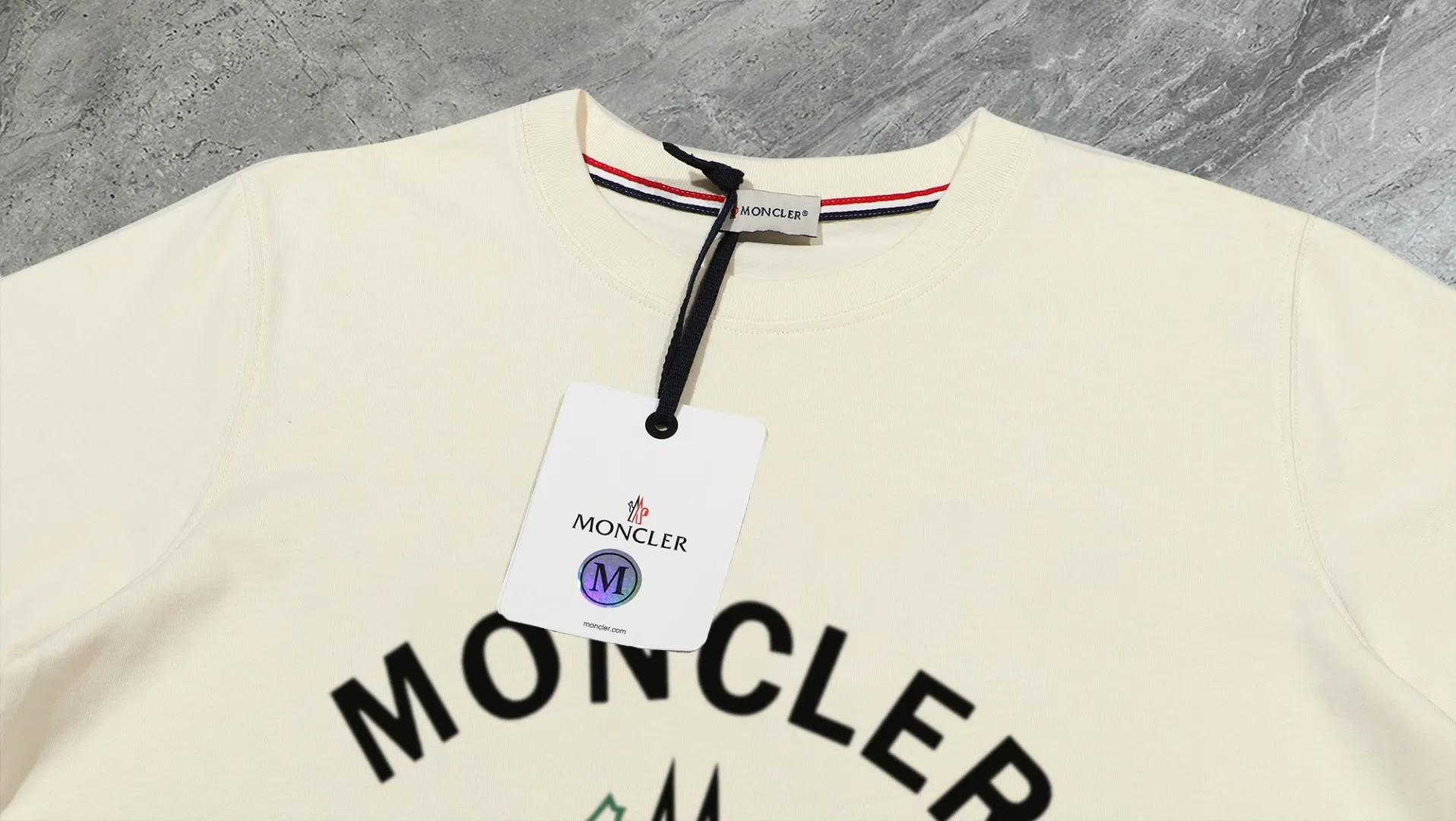 P210 High-version sweatshirt) [Long-term stock] 〖𝐌𝐎𝐍𝐂𝐋𝐄𝐑~Mask〗 Made of 440g heavy-weight fabric. It is different from the market currency. It can be matched with any variety and is properly handsome. 😎The whole dress is made of double waistcoats. The double waistcoats make the whole dress more three-dimensional. Not ordinary factories can do such fine work. 2025 Spring runway version of the T stage, on sale at the counter, round neck terry sweatshirt, high-end double-strand pure cotton, custom-made stretch ribs, dyed in the same vat, complete with three standards, matched with exquisite embroidered LOGO on the chest, simple and advanced, same style for men and women. Color: black, apricot, white, size: S M L XL 2XL