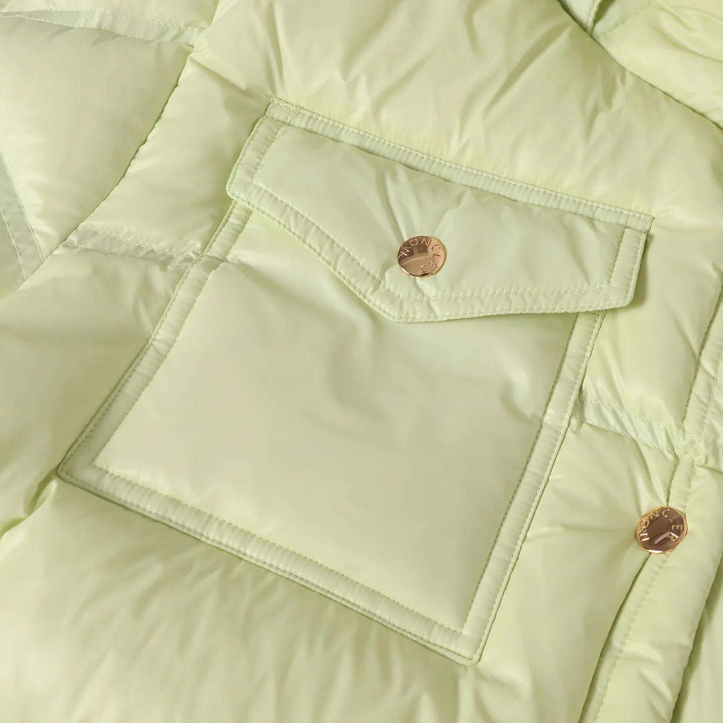 P920 Moncler/Meng Mouth Women's Square Quilted Hooded Short Down Jacket Fabric selection: Selected high-density super laqué nylon fabric, matched with lightweight down filling, and nylon lining design, which ensures excellent thermal performance while showing an avant-garde urban style.  Craftsmanship and details: The short silhouette is paired with innovative super laqué nylon fabric, which presents a unique glossy texture and perfectly blends functionality and fashion. Breakthrough asymmetrical tailoring, with double-button closure system. Three-dimensional geometric quilting technology, creating visual hierarchy through differentiated quilting sizes on the body and sleeves. Detachable and adjustable hood design to meet various dressing needs. Double closure system (zipper + snap button) ensures windproof and warm. Multifunctional storage space: zipper security pocket + snap-button chest pocket. Drawstring hem design, the tightness can be adjusted freely. 90 national standard high-quality white duck down: Selected high-loft down, weighing 210g, light and warm, with excellent temperature locking performance and good resilience.  Accessories: Customized armband Customized snap button Customized zipper puller Color: black/beige/green SIZE: 1/2/3/4