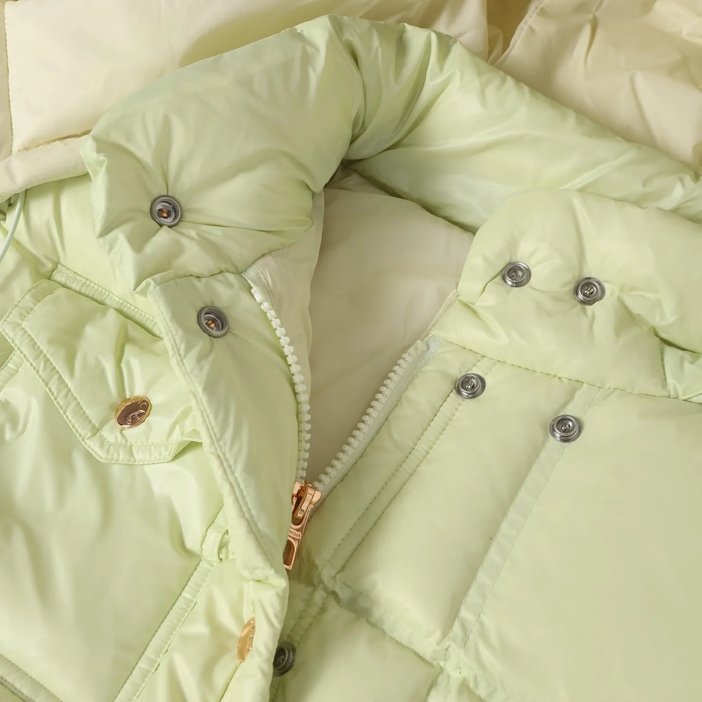 P920 Moncler/Meng Mouth Women's Square Quilted Hooded Short Down Jacket Fabric selection: Selected high-density super laqué nylon fabric, matched with lightweight down filling, and nylon lining design, which ensures excellent thermal performance while showing an avant-garde urban style.  Craftsmanship and details: The short silhouette is paired with innovative super laqué nylon fabric, which presents a unique glossy texture and perfectly blends functionality and fashion. Breakthrough asymmetrical tailoring, with double-button closure system. Three-dimensional geometric quilting technology, creating visual hierarchy through differentiated quilting sizes on the body and sleeves. Detachable and adjustable hood design to meet various dressing needs. Double closure system (zipper + snap button) ensures windproof and warm. Multifunctional storage space: zipper security pocket + snap-button chest pocket. Drawstring hem design, the tightness can be adjusted freely. 90 national standard high-quality white duck down: Selected high-loft down, weighing 210g, light and warm, with excellent temperature locking performance and good resilience.  Accessories: Customized armband Customized snap button Customized zipper puller Color: black/beige/green SIZE: 1/2/3/4