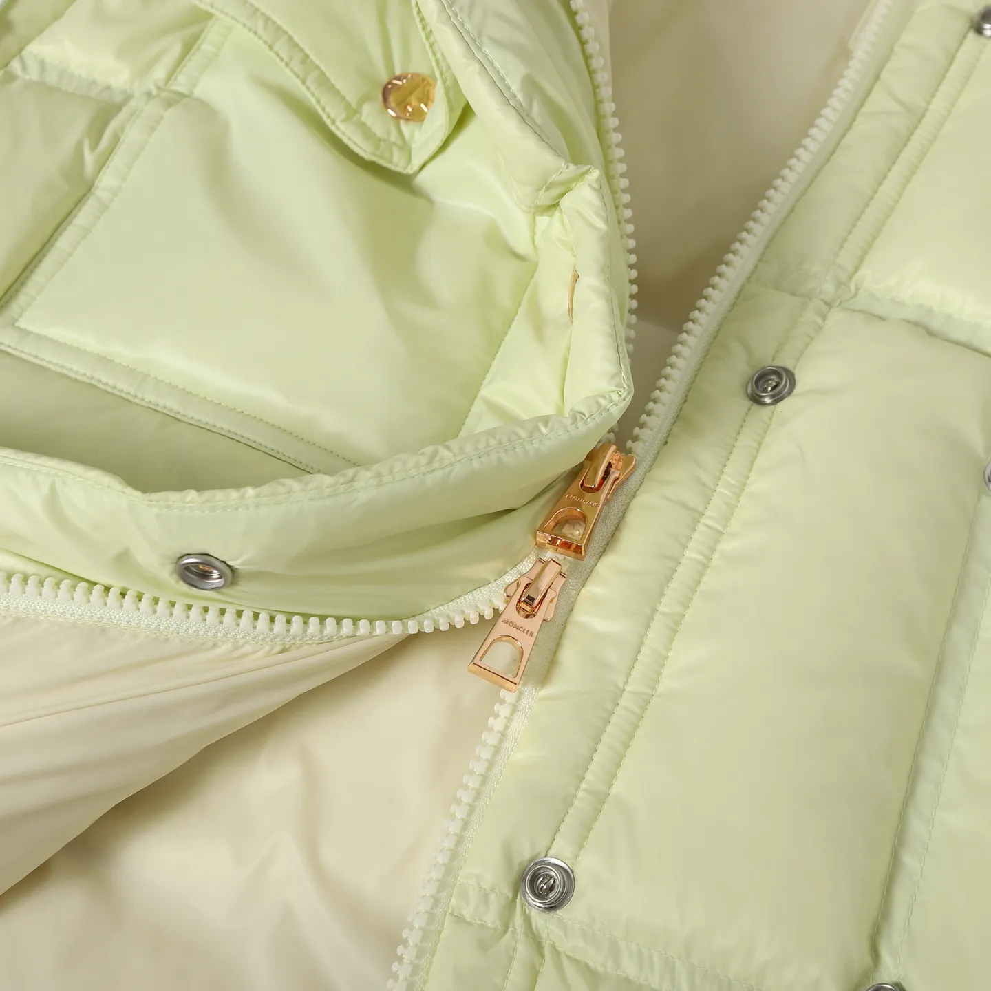 P920 Moncler/Meng Mouth Women's Square Quilted Hooded Short Down Jacket Fabric selection: Selected high-density super laqué nylon fabric, matched with lightweight down filling, and nylon lining design, which ensures excellent thermal performance while showing an avant-garde urban style.  Craftsmanship and details: The short silhouette is paired with innovative super laqué nylon fabric, which presents a unique glossy texture and perfectly blends functionality and fashion. Breakthrough asymmetrical tailoring, with double-button closure system. Three-dimensional geometric quilting technology, creating visual hierarchy through differentiated quilting sizes on the body and sleeves. Detachable and adjustable hood design to meet various dressing needs. Double closure system (zipper + snap button) ensures windproof and warm. Multifunctional storage space: zipper security pocket + snap-button chest pocket. Drawstring hem design, the tightness can be adjusted freely. 90 national standard high-quality white duck down: Selected high-loft down, weighing 210g, light and warm, with excellent temperature locking performance and good resilience.  Accessories: Customized armband Customized snap button Customized zipper puller Color: black/beige/green SIZE: 1/2/3/4