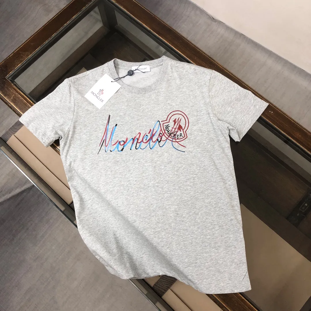 P160 🔥MONCLER The latest short-sleeved T-shirt for couples ~ Special brand letter printing technology on the chest ~ The fabric upper body is comfortable and breathable, not stiff, slim cut, specially customized fabrics! The upper body is comfortable and stylish, and it can be worn alone as an inner layer. It is a must-have for fashionistas! ! ! Color: black, white, gray Size: S～XL (loose version, please state your height and weight when placing an order)