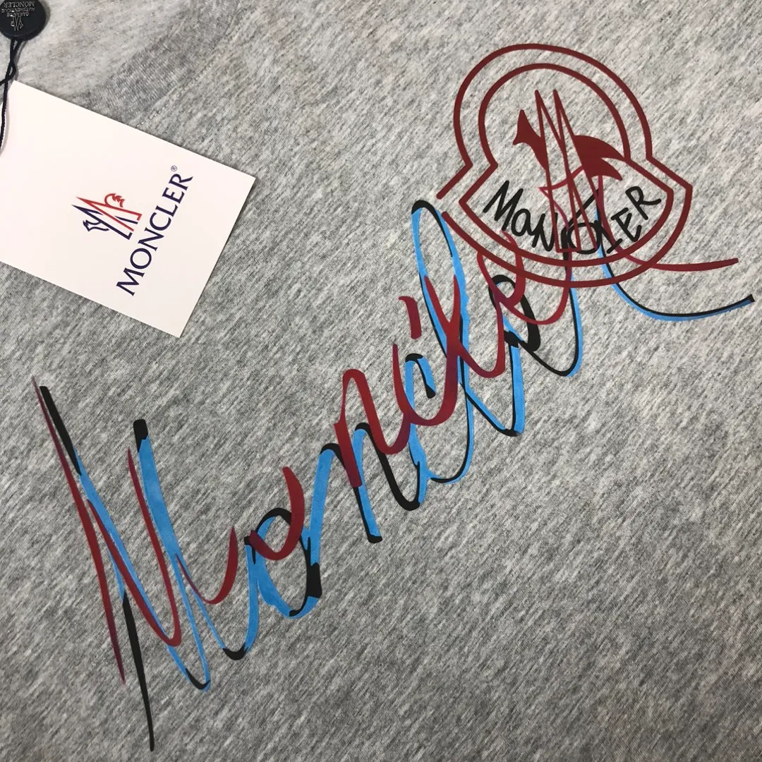 P160 🔥MONCLER The latest short-sleeved T-shirt for couples ~ Special brand letter printing technology on the chest ~ The fabric upper body is comfortable and breathable, not stiff, slim cut, specially customized fabrics! The upper body is comfortable and stylish, and it can be worn alone as an inner layer. It is a must-have for fashionistas! ! ! Color: black, white, gray Size: S～XL (loose version, please state your height and weight when placing an order)
