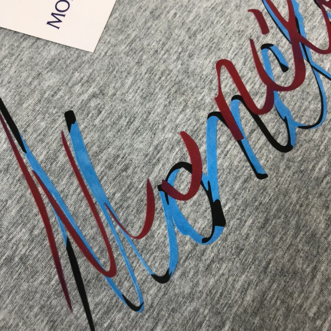 P160 🔥MONCLER The latest short-sleeved T-shirt for couples ~ Special brand letter printing technology on the chest ~ The fabric upper body is comfortable and breathable, not stiff, slim cut, specially customized fabrics! The upper body is comfortable and stylish, and it can be worn alone as an inner layer. It is a must-have for fashionistas! ! ! Color: black, white, gray Size: S～XL (loose version, please state your height and weight when placing an order)