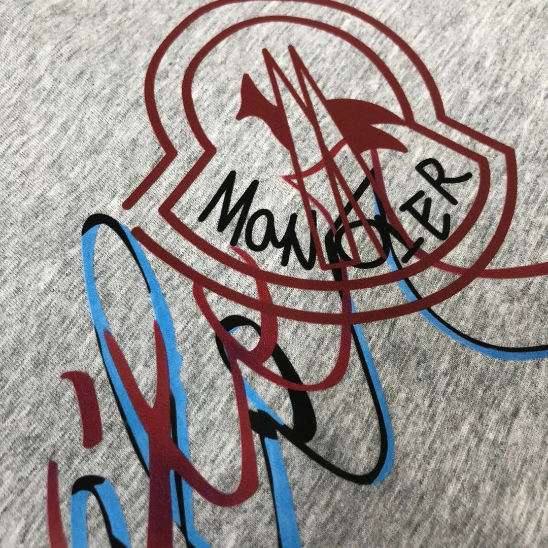 P160 🔥MONCLER The latest short-sleeved T-shirt for couples ~ Special brand letter printing technology on the chest ~ The fabric upper body is comfortable and breathable, not stiff, slim cut, specially customized fabrics! The upper body is comfortable and stylish, and it can be worn alone as an inner layer. It is a must-have for fashionistas! ! ! Color: black, white, gray Size: S～XL (loose version, please state your height and weight when placing an order)
