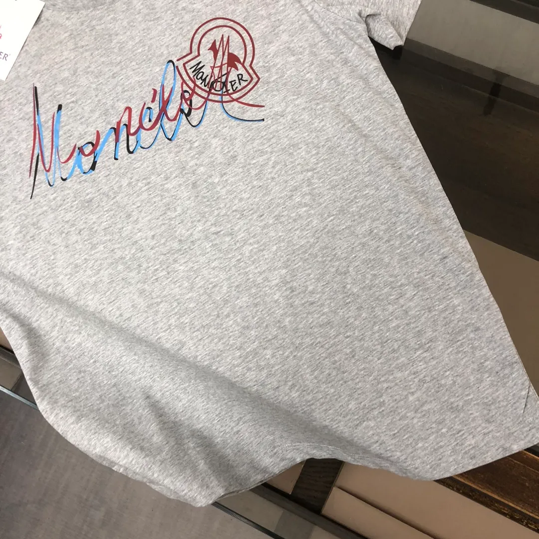 P160 🔥MONCLER The latest short-sleeved T-shirt for couples ~ Special brand letter printing technology on the chest ~ The fabric upper body is comfortable and breathable, not stiff, slim cut, specially customized fabrics! The upper body is comfortable and stylish, and it can be worn alone as an inner layer. It is a must-have for fashionistas! ! ! Color: black, white, gray Size: S～XL (loose version, please state your height and weight when placing an order)
