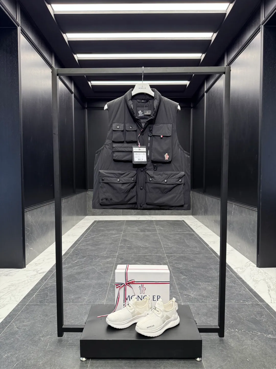 P860 Premium Down⬆️Moncler Grenoble Tongass Down Outdoor Vest. High-end Black Label Series. Original replacement fabric. Premium gooseneck filling. 🎁 Comes standard with a full set of counter gift box packaging. Upgraded original magnetic gift box. The Tongass Down Vest provides protection without being heavy, and is specially designed for outdoor activities in mild weather.  The Tongass down vest is the result of research into lightweight performance outerwear. Functional fabric is tight and durable without adding extra weight. Features a large utility pocket and carabiner clip to reduce the amount of luggage you carry. Details •Designed for outdoor activities •Made from tight fabric •Polyester lining •Down filling •Snap button closure •Utility pockets with snap, zip and Velcro closure •Drawstring hem •Front carabiner •Reflective details Size: 1-5 Cream/Light Brown/Black D00780