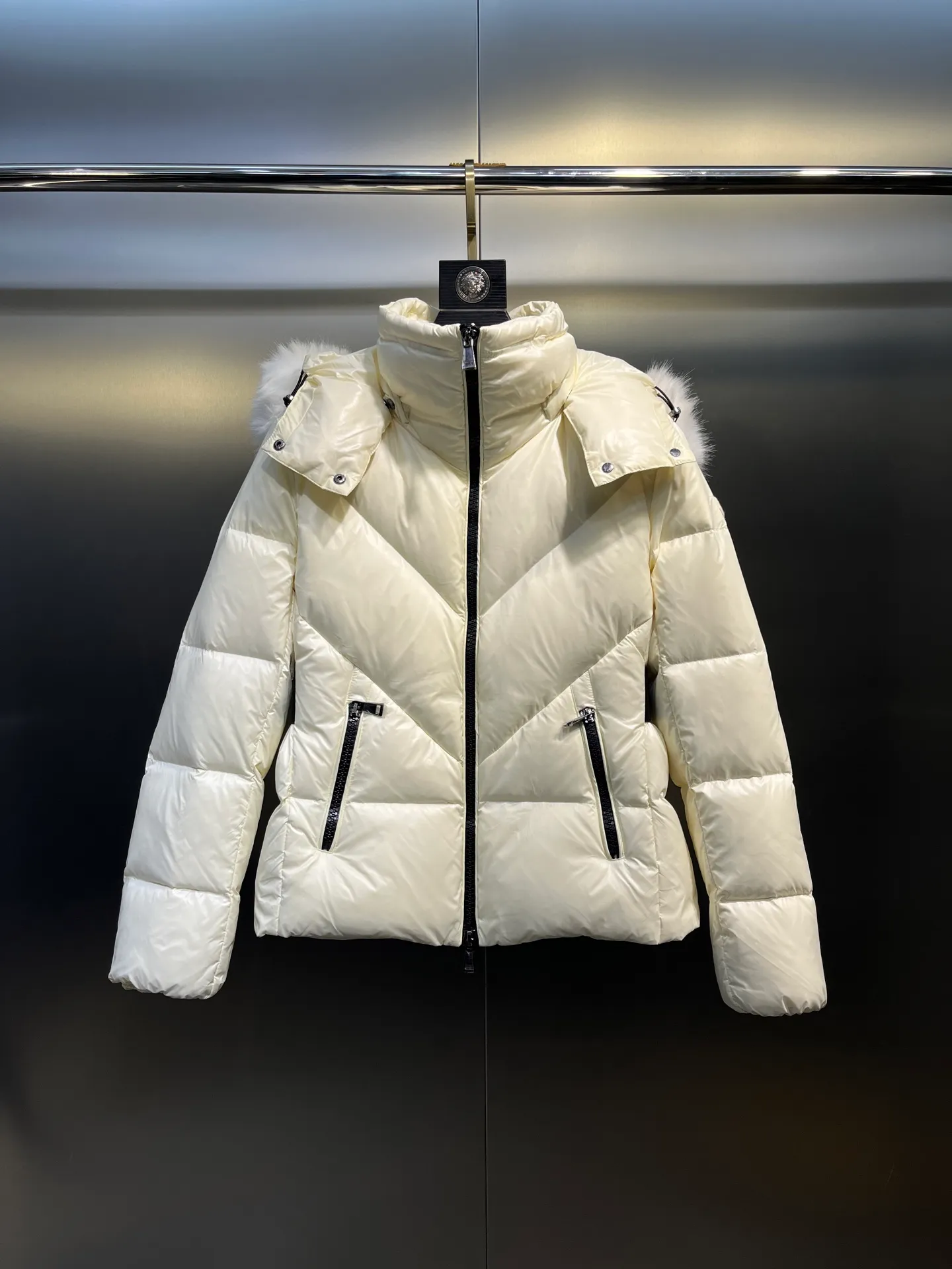 P920 Moncler Celac🌟Short Down Jacket Super large tops, super effective large V-shaped design style, suitable for everyone's dressing style, elastic waistband makes it slimmer, 90% duck down filling, complete with three standards. Color: Black White Size: 1234
