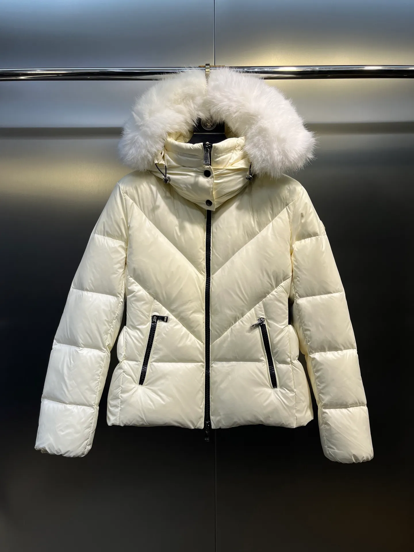P920 Moncler Celac🌟Short Down Jacket Super large tops, super effective large V-shaped design style, suitable for everyone's dressing style, elastic waistband makes it slimmer, 90% duck down filling, complete with three standards. Color: Black White Size: 1234