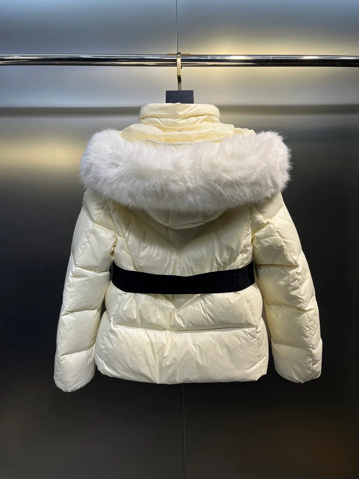 P920 Moncler Celac🌟Short Down Jacket Super large tops, super effective large V-shaped design style, suitable for everyone's dressing style, elastic waistband makes it slimmer, 90% duck down filling, complete with three standards. Color: Black White Size: 1234