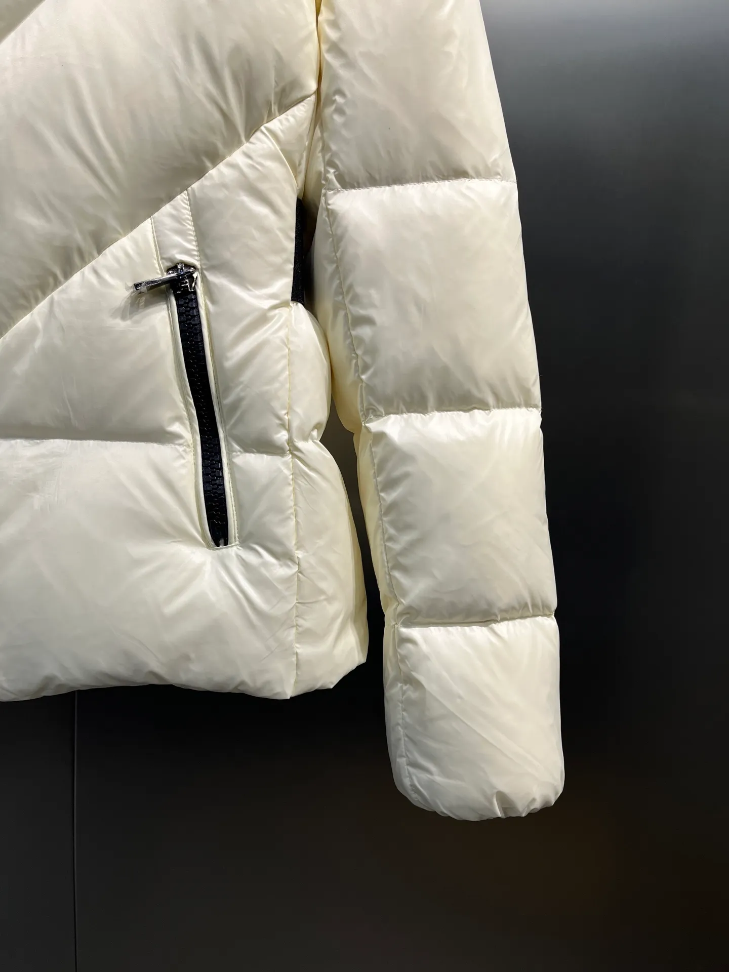 P920 Moncler Celac🌟Short Down Jacket Super large tops, super effective large V-shaped design style, suitable for everyone's dressing style, elastic waistband makes it slimmer, 90% duck down filling, complete with three standards. Color: Black White Size: 1234