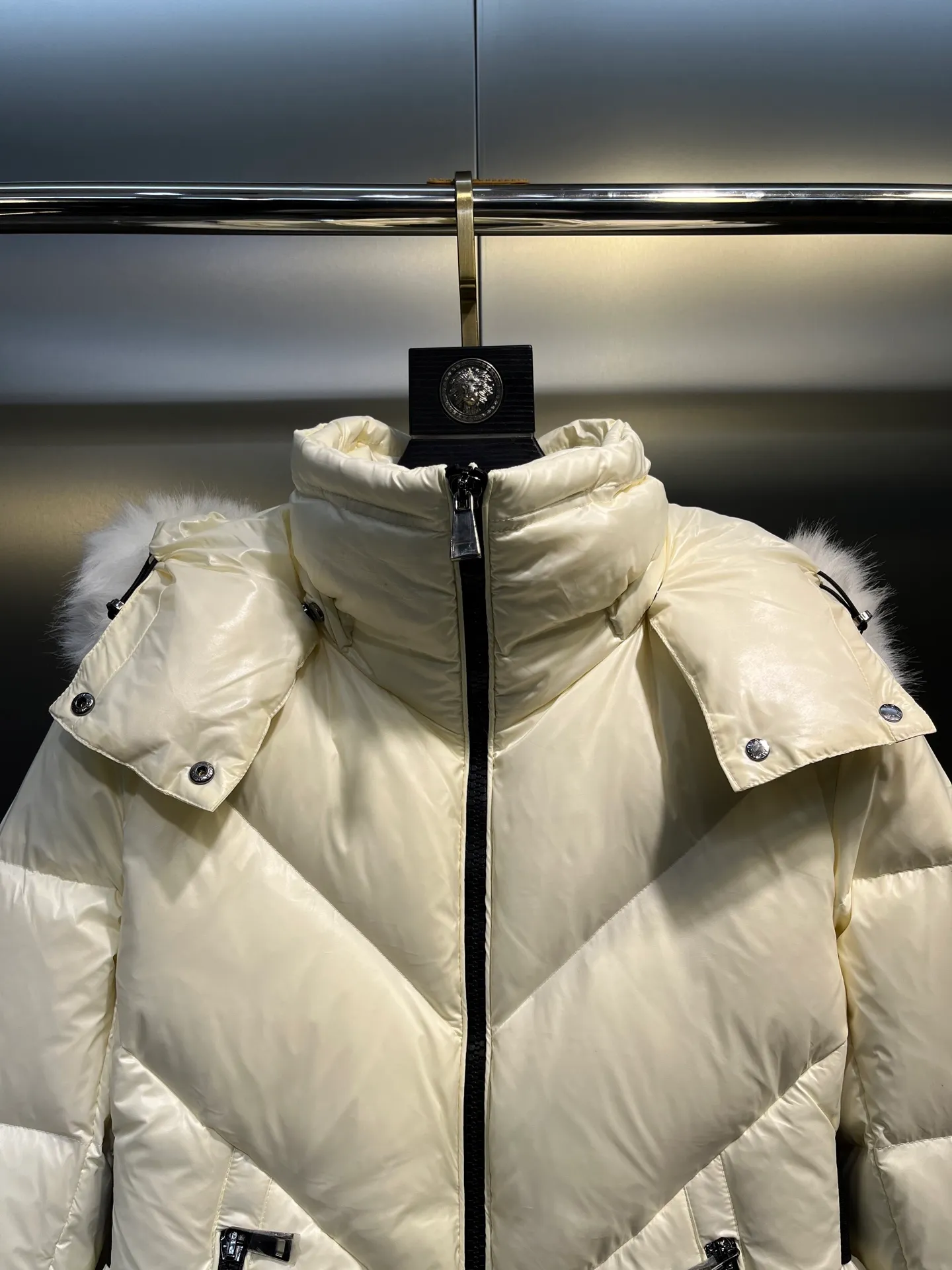 P920 Moncler Celac🌟Short Down Jacket Super large tops, super effective large V-shaped design style, suitable for everyone's dressing style, elastic waistband makes it slimmer, 90% duck down filling, complete with three standards. Color: Black White Size: 1234