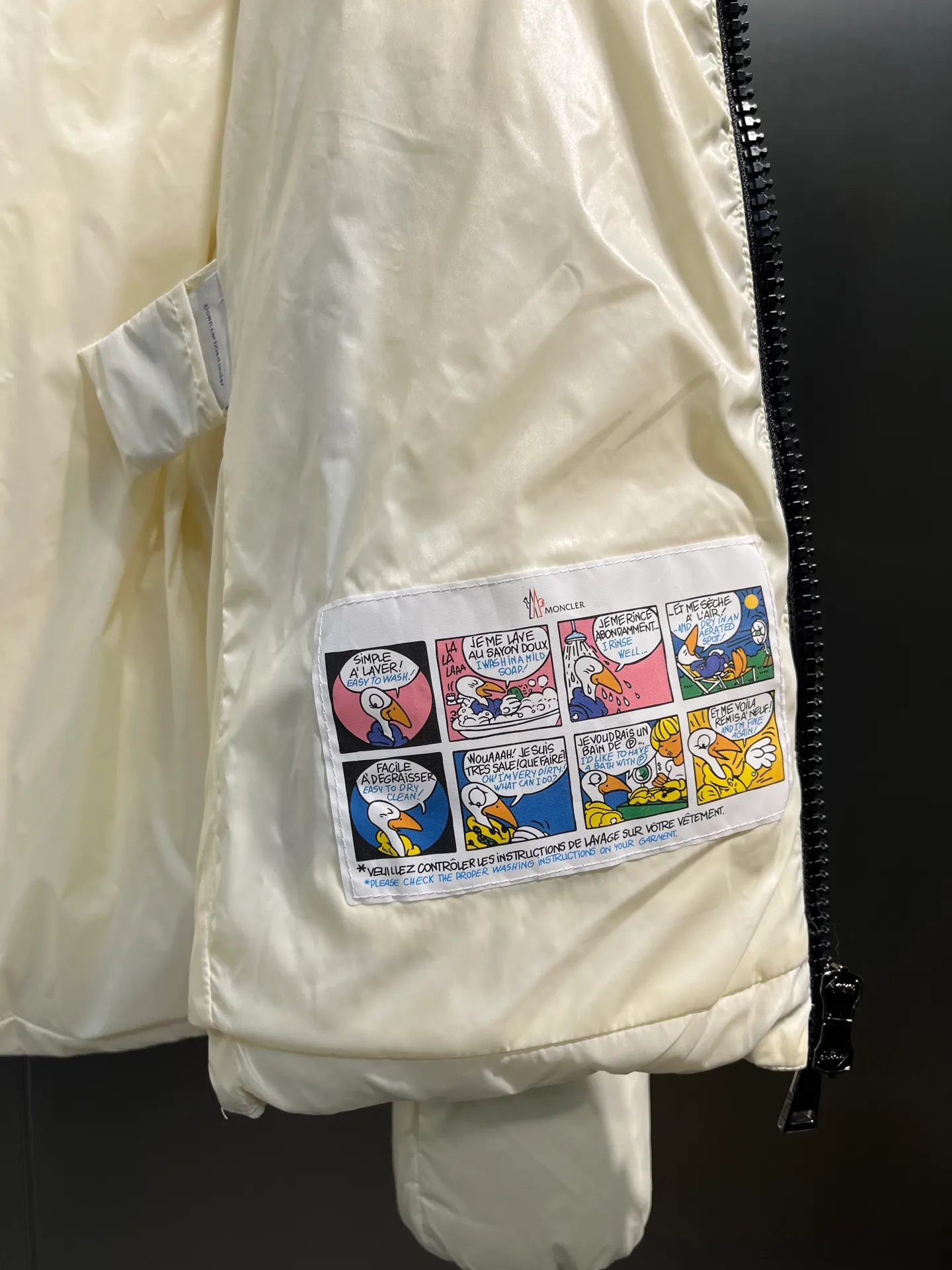 P920 Moncler Celac🌟Short Down Jacket Super large tops, super effective large V-shaped design style, suitable for everyone's dressing style, elastic waistband makes it slimmer, 90% duck down filling, complete with three standards. Color: Black White Size: 1234