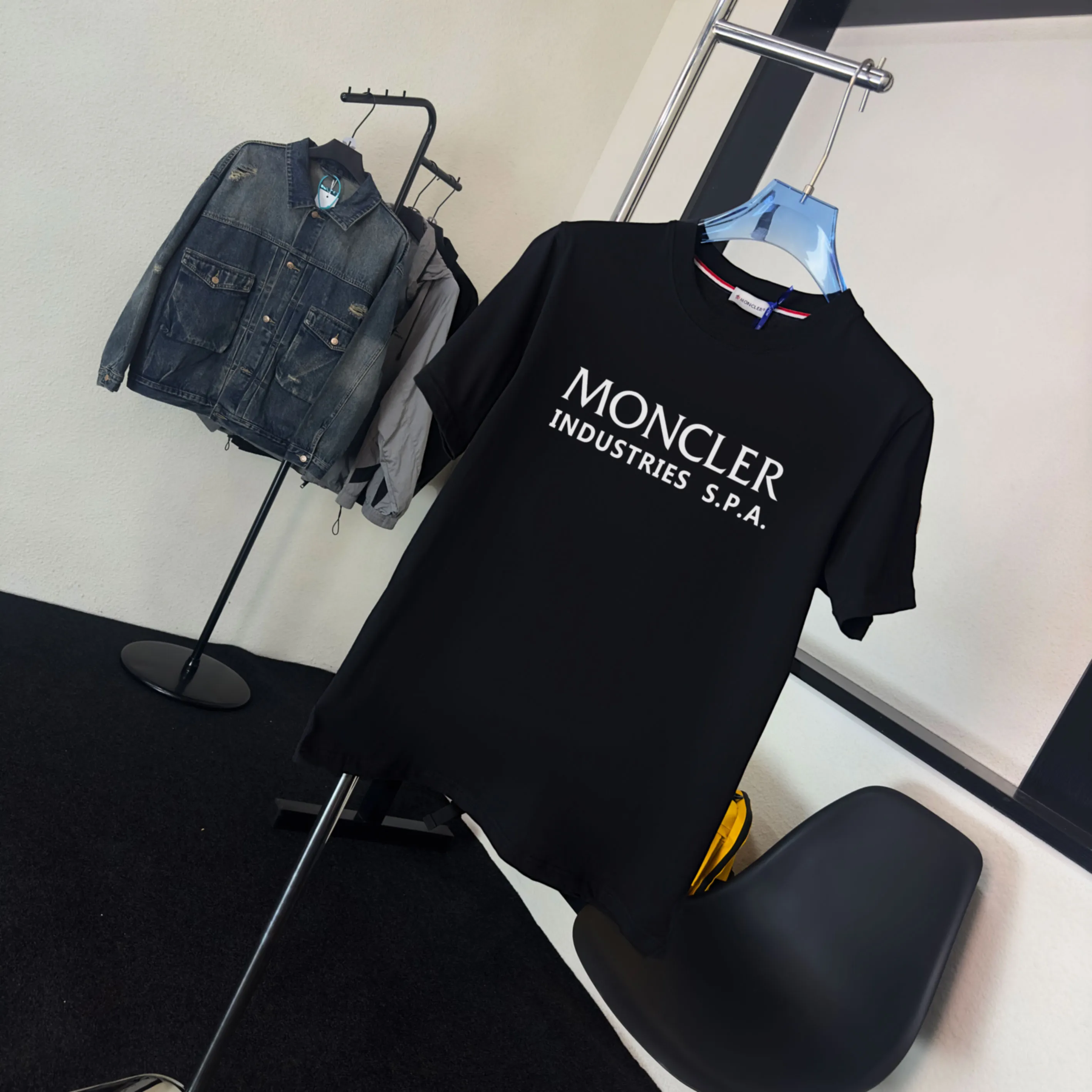 P140 Upgraded version "Mobile phone smart sensor ~ NFC chip armband ~ Direct access to the official website for anti-counterfeiting" "Moncler ~ Mouth Mouth" 2025 new high-quality round neck short-sleeved T-shirt. The cuffs have imported embroidered labels. Customized dyeing, very comfortable to touch. Super versatile and good-looking short-sleeved. Complete with three labels. Non-market ordinary version. Feel free to compare. Quality is absolutely guaranteed! ‼ First of all, this original fabric is all custom-woven with 32-count double yarn fabric, 250G, and the weight is the same‼ Fine workmanship, double waistcoat method, double waistcoat method, double waistcoat method makes the whole dress more three-dimensional, which is not a craft that ordinary T-shirts can achieve🤪 Size: S-M-L-XL-2XL Color: black, white, apricot, same style for men and women