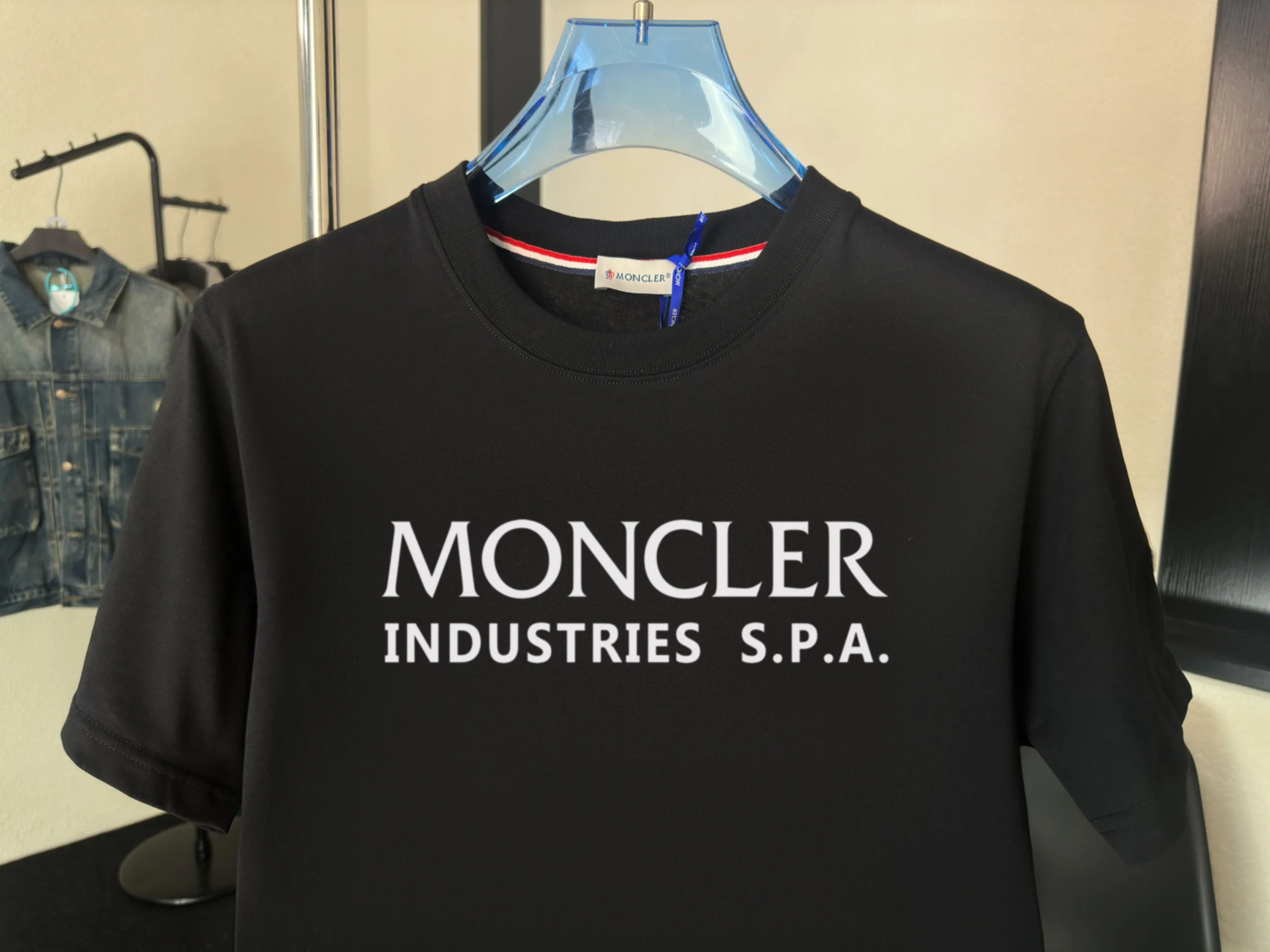 P140 Upgraded version "Mobile phone smart sensor ~ NFC chip armband ~ Direct access to the official website for anti-counterfeiting" "Moncler ~ Mouth Mouth" 2025 new high-quality round neck short-sleeved T-shirt. The cuffs have imported embroidered labels. Customized dyeing, very comfortable to touch. Super versatile and good-looking short-sleeved. Complete with three labels. Non-market ordinary version. Feel free to compare. Quality is absolutely guaranteed! ‼ First of all, this original fabric is all custom-woven with 32-count double yarn fabric, 250G, and the weight is the same‼ Fine workmanship, double waistcoat method, double waistcoat method, double waistcoat method makes the whole dress more three-dimensional, which is not a craft that ordinary T-shirts can achieve🤪 Size: S-M-L-XL-2XL Color: black, white, apricot, same style for men and women