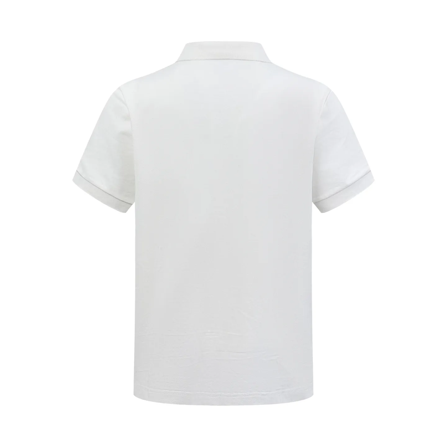 P270 Moncler terry embroidered Polo shirt. Customized piqué pure cotton sateen. Soft and waxy to the touch. Light and drape. Ivory white is used to interpret the restrained philosophy of high-end white. It gives the white a sense of warmth and breathing. The M letter on the chest is outlined with beige lines on the ivory white, giving the Polo shirt an instant relief-like spatial layer. Matching the badges on the sleeves complements each other to highlight the brand style. Add vitality and detailed beauty. The Polo shirt interprets the new style of design and wear. Technique 1: Use towel embroidery technique, a traditional hand-embroidery technique that uses stitching for embroidery. It is completed by changing the hooking action of a special machine head. The coils are interlocked one by one to bring a towel-like texture and effect. Technique 2: The fabrics are washed and have a better hand feel. Not easy to deform, not easy to shrink, not easy to fade, and maintain long-term beauty. Accessories: Customized 1:1 Moncler embroidery logo Customized 1:1 Moncler buttons Customized 1:1 Moncler trademark Fit: Loose fit Size: S M L XL Style number: BB761