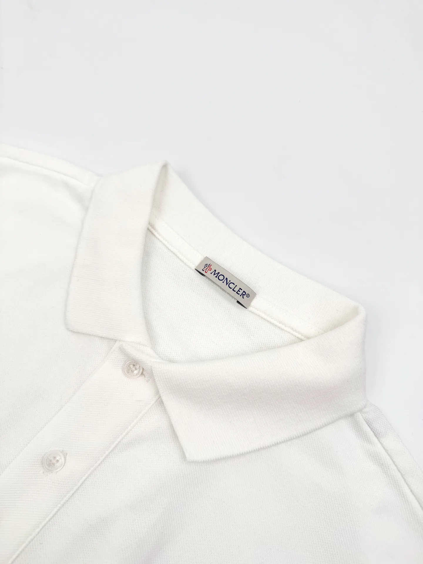 P270 Moncler terry embroidered Polo shirt. Customized piqué pure cotton sateen. Soft and waxy to the touch. Light and drape. Ivory white is used to interpret the restrained philosophy of high-end white. It gives the white a sense of warmth and breathing. The M letter on the chest is outlined with beige lines on the ivory white, giving the Polo shirt an instant relief-like spatial layer. Matching the badges on the sleeves complements each other to highlight the brand style. Add vitality and detailed beauty. The Polo shirt interprets the new style of design and wear. Technique 1: Use towel embroidery technique, a traditional hand-embroidery technique that uses stitching for embroidery. It is completed by changing the hooking action of a special machine head. The coils are interlocked one by one to bring a towel-like texture and effect. Technique 2: The fabrics are washed and have a better hand feel. Not easy to deform, not easy to shrink, not easy to fade, and maintain long-term beauty. Accessories: Customized 1:1 Moncler embroidery logo Customized 1:1 Moncler buttons Customized 1:1 Moncler trademark Fit: Loose fit Size: S M L XL Style number: BB761