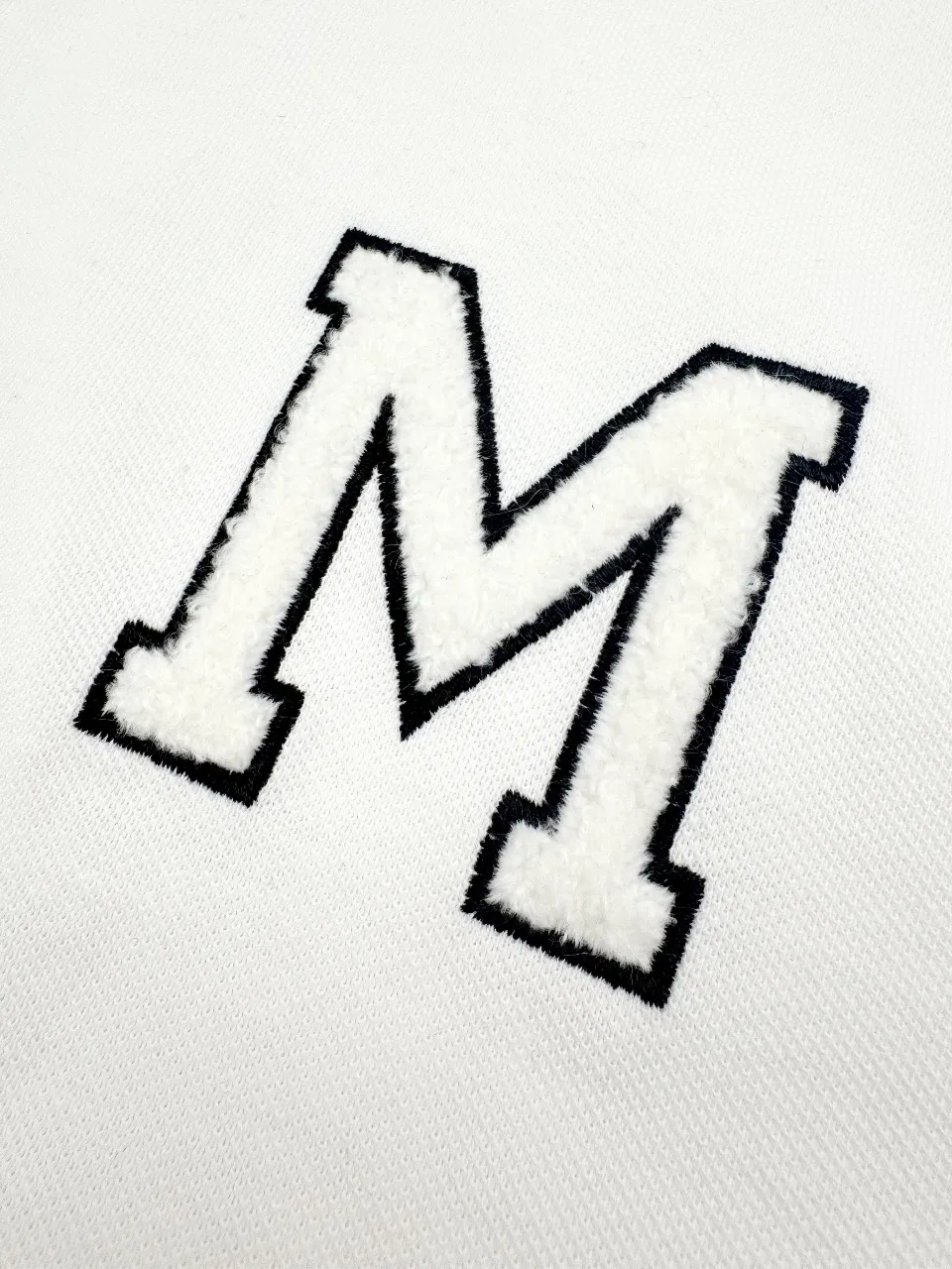 P270 Moncler terry embroidered Polo shirt. Customized piqué pure cotton sateen. Soft and waxy to the touch. Light and drape. Ivory white is used to interpret the restrained philosophy of high-end white. It gives the white a sense of warmth and breathing. The M letter on the chest is outlined with beige lines on the ivory white, giving the Polo shirt an instant relief-like spatial layer. Matching the badges on the sleeves complements each other to highlight the brand style. Add vitality and detailed beauty. The Polo shirt interprets the new style of design and wear. Technique 1: Use towel embroidery technique, a traditional hand-embroidery technique that uses stitching for embroidery. It is completed by changing the hooking action of a special machine head. The coils are interlocked one by one to bring a towel-like texture and effect. Technique 2: The fabrics are washed and have a better hand feel. Not easy to deform, not easy to shrink, not easy to fade, and maintain long-term beauty. Accessories: Customized 1:1 Moncler embroidery logo Customized 1:1 Moncler buttons Customized 1:1 Moncler trademark Fit: Loose fit Size: S M L XL Style number: BB761