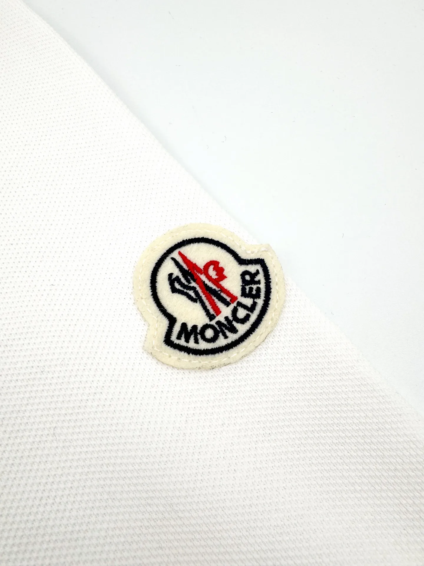 P270 Moncler terry embroidered Polo shirt. Customized piqué pure cotton sateen. Soft and waxy to the touch. Light and drape. Ivory white is used to interpret the restrained philosophy of high-end white. It gives the white a sense of warmth and breathing. The M letter on the chest is outlined with beige lines on the ivory white, giving the Polo shirt an instant relief-like spatial layer. Matching the badges on the sleeves complements each other to highlight the brand style. Add vitality and detailed beauty. The Polo shirt interprets the new style of design and wear. Technique 1: Use towel embroidery technique, a traditional hand-embroidery technique that uses stitching for embroidery. It is completed by changing the hooking action of a special machine head. The coils are interlocked one by one to bring a towel-like texture and effect. Technique 2: The fabrics are washed and have a better hand feel. Not easy to deform, not easy to shrink, not easy to fade, and maintain long-term beauty. Accessories: Customized 1:1 Moncler embroidery logo Customized 1:1 Moncler buttons Customized 1:1 Moncler trademark Fit: Loose fit Size: S M L XL Style number: BB761