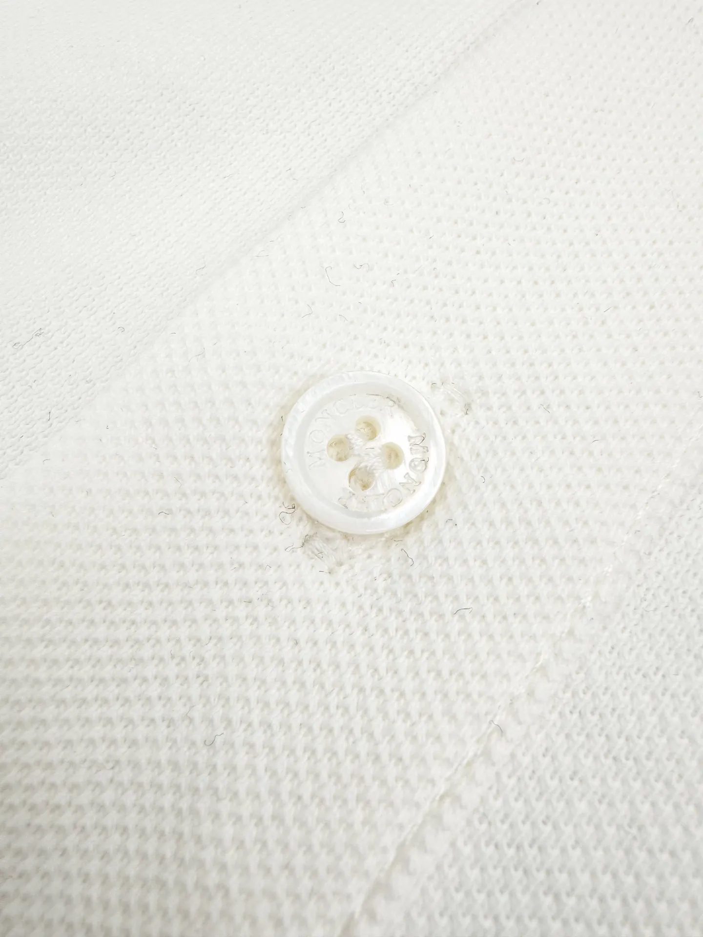 P270 Moncler terry embroidered Polo shirt. Customized piqué pure cotton sateen. Soft and waxy to the touch. Light and drape. Ivory white is used to interpret the restrained philosophy of high-end white. It gives the white a sense of warmth and breathing. The M letter on the chest is outlined with beige lines on the ivory white, giving the Polo shirt an instant relief-like spatial layer. Matching the badges on the sleeves complements each other to highlight the brand style. Add vitality and detailed beauty. The Polo shirt interprets the new style of design and wear. Technique 1: Use towel embroidery technique, a traditional hand-embroidery technique that uses stitching for embroidery. It is completed by changing the hooking action of a special machine head. The coils are interlocked one by one to bring a towel-like texture and effect. Technique 2: The fabrics are washed and have a better hand feel. Not easy to deform, not easy to shrink, not easy to fade, and maintain long-term beauty. Accessories: Customized 1:1 Moncler embroidery logo Customized 1:1 Moncler buttons Customized 1:1 Moncler trademark Fit: Loose fit Size: S M L XL Style number: BB761