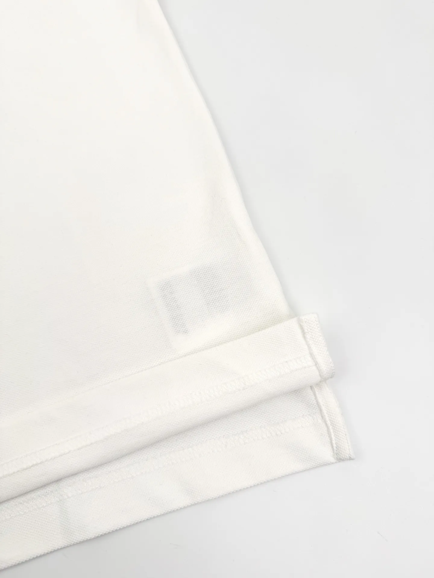 P270 Moncler terry embroidered Polo shirt. Customized piqué pure cotton sateen. Soft and waxy to the touch. Light and drape. Ivory white is used to interpret the restrained philosophy of high-end white. It gives the white a sense of warmth and breathing. The M letter on the chest is outlined with beige lines on the ivory white, giving the Polo shirt an instant relief-like spatial layer. Matching the badges on the sleeves complements each other to highlight the brand style. Add vitality and detailed beauty. The Polo shirt interprets the new style of design and wear. Technique 1: Use towel embroidery technique, a traditional hand-embroidery technique that uses stitching for embroidery. It is completed by changing the hooking action of a special machine head. The coils are interlocked one by one to bring a towel-like texture and effect. Technique 2: The fabrics are washed and have a better hand feel. Not easy to deform, not easy to shrink, not easy to fade, and maintain long-term beauty. Accessories: Customized 1:1 Moncler embroidery logo Customized 1:1 Moncler buttons Customized 1:1 Moncler trademark Fit: Loose fit Size: S M L XL Style number: BB761