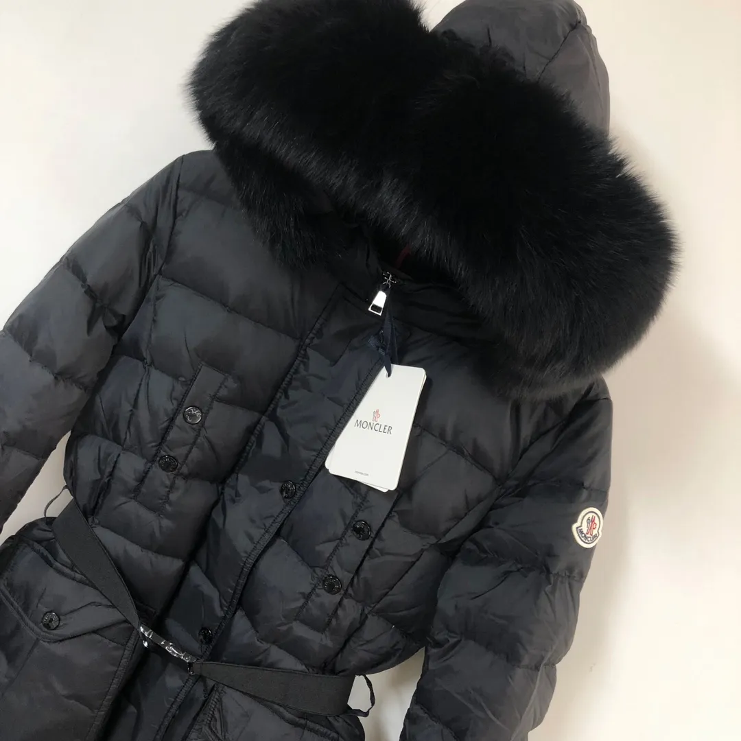 P1180 ——————🧡Women’s MONCLER women’s 🙎🙎25 winter down jacket! Featuring a fox fur collar! Authentic original purchase, long down jacket, super thick, absolute counter version with matching belt, elongates legs, slims waist, original imported hardware, details, material %90 white goose down, %10 white duck down (fur collar is detachable) Color: black, size: 1-2-3-4