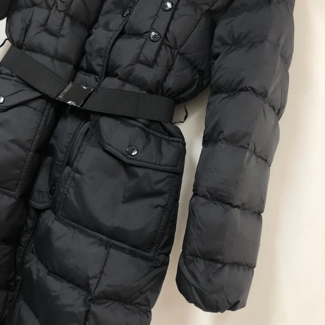 P1180 ——————🧡Women’s MONCLER women’s 🙎🙎25 winter down jacket! Featuring a fox fur collar! Authentic original purchase, long down jacket, super thick, absolute counter version with matching belt, elongates legs, slims waist, original imported hardware, details, material %90 white goose down, %10 white duck down (fur collar is detachable) Color: black, size: 1-2-3-4