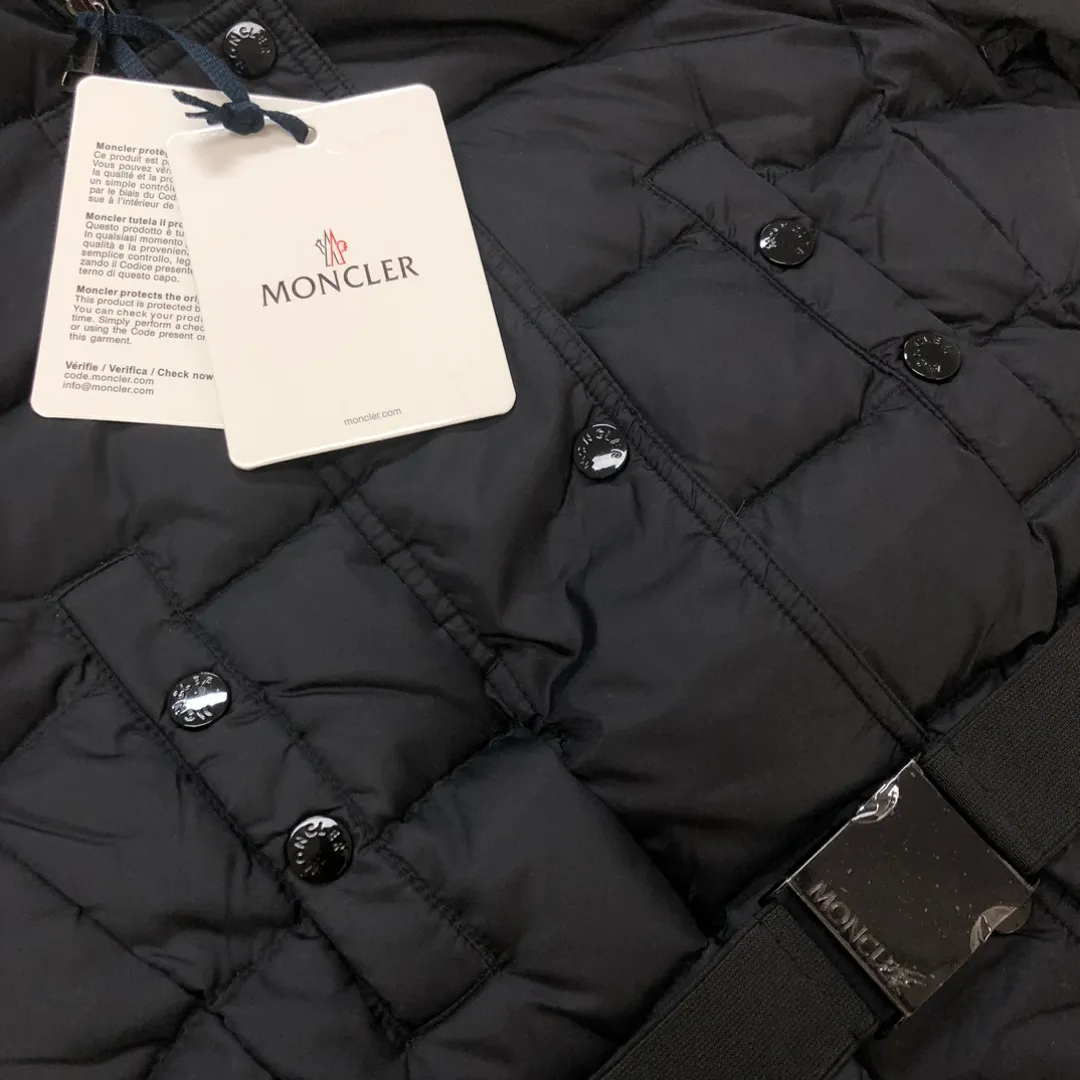 P1180 ——————🧡Women’s MONCLER women’s 🙎🙎25 winter down jacket! Featuring a fox fur collar! Authentic original purchase, long down jacket, super thick, absolute counter version with matching belt, elongates legs, slims waist, original imported hardware, details, material %90 white goose down, %10 white duck down (fur collar is detachable) Color: black, size: 1-2-3-4