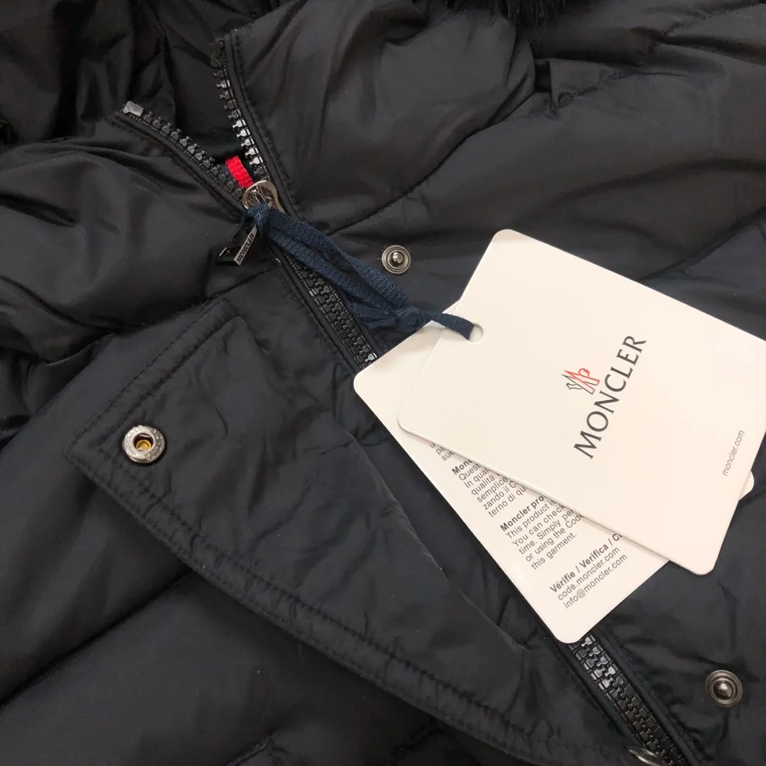 P1180 ——————🧡Women’s MONCLER women’s 🙎🙎25 winter down jacket! Featuring a fox fur collar! Authentic original purchase, long down jacket, super thick, absolute counter version with matching belt, elongates legs, slims waist, original imported hardware, details, material %90 white goose down, %10 white duck down (fur collar is detachable) Color: black, size: 1-2-3-4