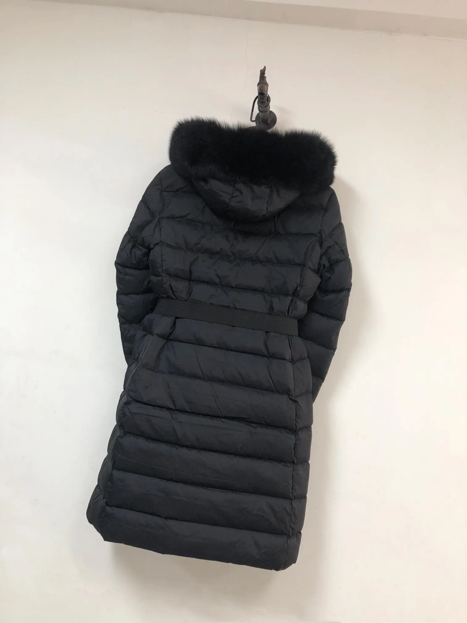 P1180 ——————🧡Women’s MONCLER women’s 🙎🙎25 winter down jacket! Featuring a fox fur collar! Authentic original purchase, long down jacket, super thick, absolute counter version with matching belt, elongates legs, slims waist, original imported hardware, details, material %90 white goose down, %10 white duck down (fur collar is detachable) Color: black, size: 1-2-3-4