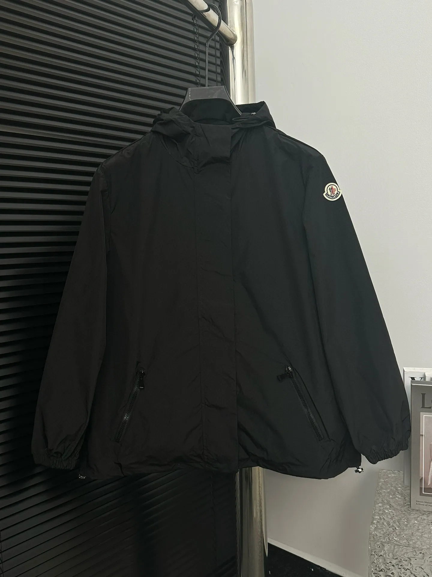 P480 [Moncler] Hooded Sun Protection Jacket for Women with Mouth Cover, Short Jacket, Sun Protection Jacket. Super breathable, perfect for sun protection in summer! This year’s hot workwear element, the mid-length version is also great at covering your flesh! The original hardware mold opening cannot be said to be similar, it can only be said to be exactly the same. Color: Black Milky White Pink Size: 0 1 2
