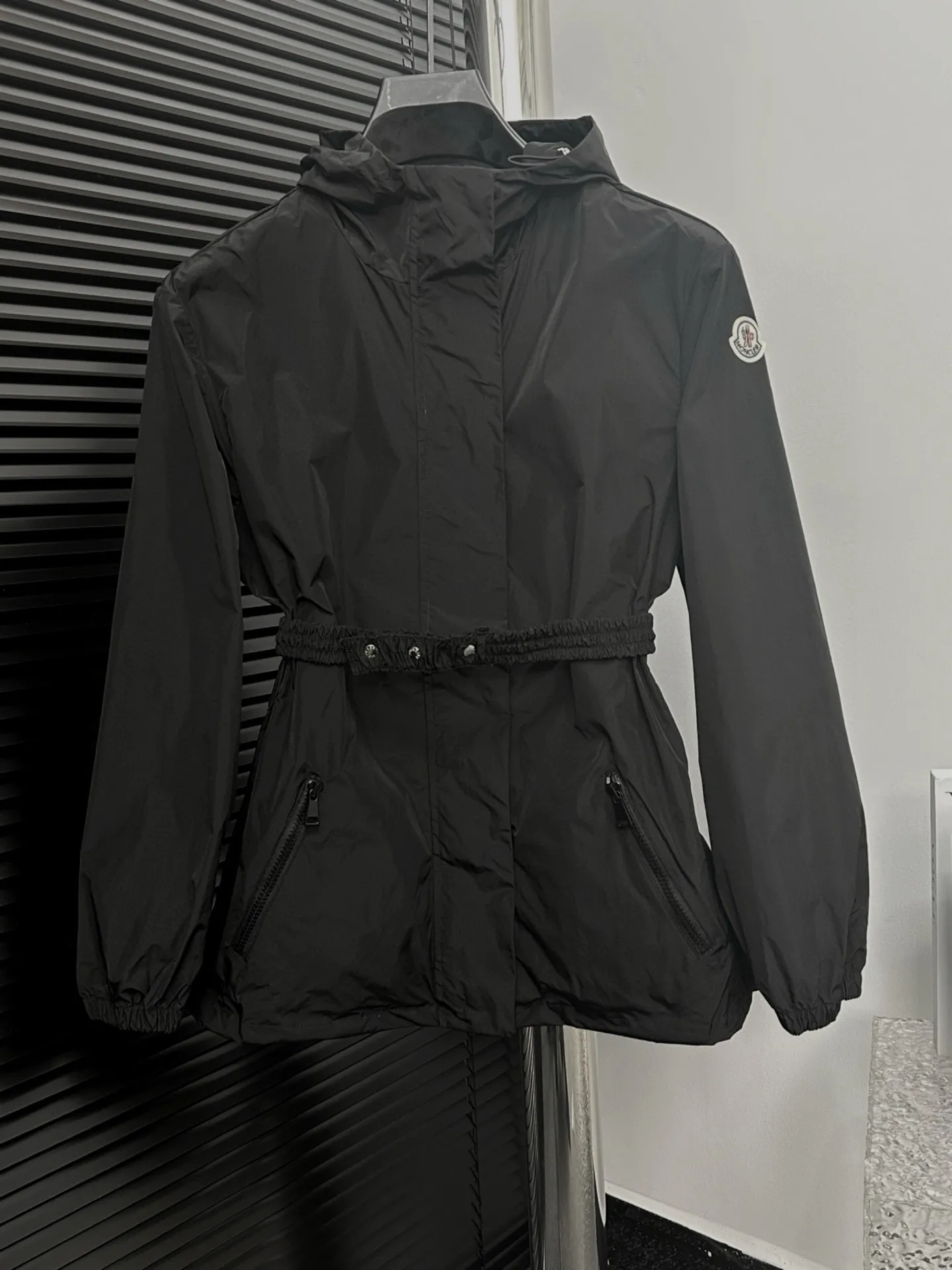 P480 [Moncler] Hooded Sun Protection Jacket for Women with Mouth Cover, Short Jacket, Sun Protection Jacket. Super breathable, perfect for sun protection in summer! This year’s hot workwear element, the mid-length version is also great at covering your flesh! The original hardware mold opening cannot be said to be similar, it can only be said to be exactly the same. Color: Black Milky White Pink Size: 0 1 2