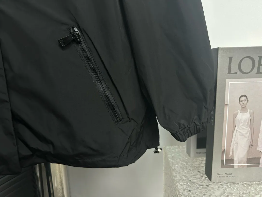 P480 [Moncler] Hooded Sun Protection Jacket for Women with Mouth Cover, Short Jacket, Sun Protection Jacket. Super breathable, perfect for sun protection in summer! This year’s hot workwear element, the mid-length version is also great at covering your flesh! The original hardware mold opening cannot be said to be similar, it can only be said to be exactly the same. Color: Black Milky White Pink Size: 0 1 2