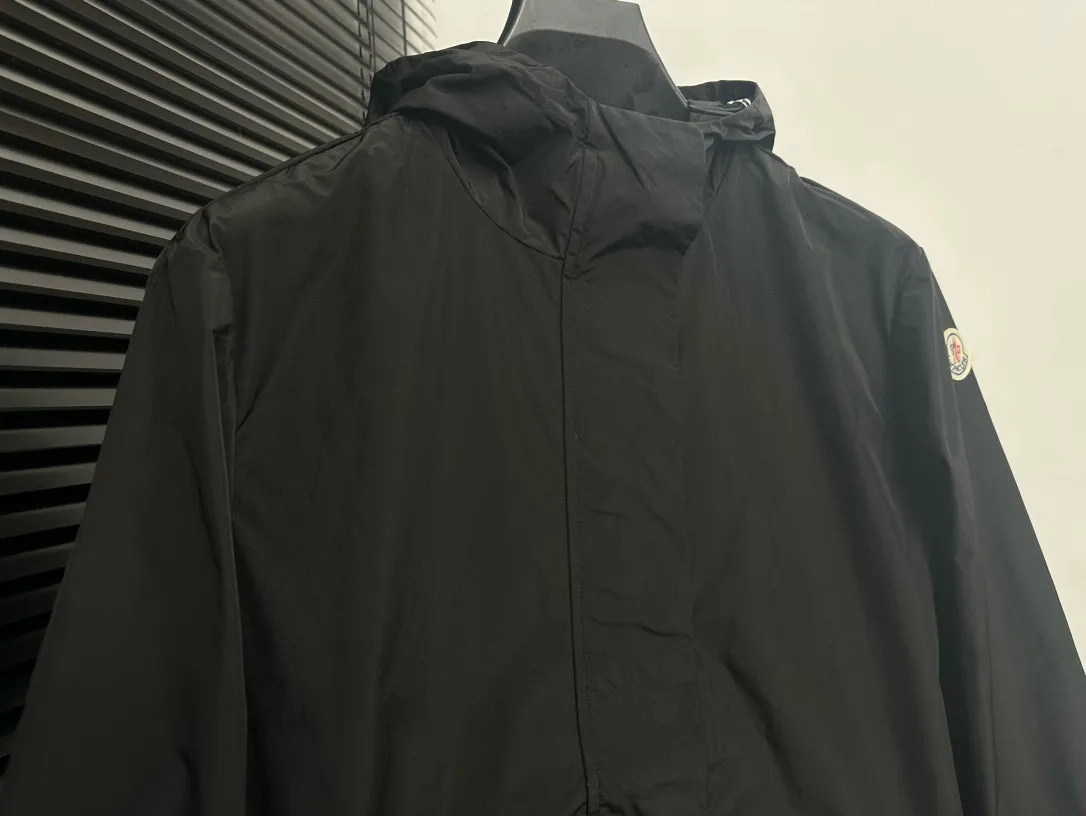 P480 [Moncler] Hooded Sun Protection Jacket for Women with Mouth Cover, Short Jacket, Sun Protection Jacket. Super breathable, perfect for sun protection in summer! This year’s hot workwear element, the mid-length version is also great at covering your flesh! The original hardware mold opening cannot be said to be similar, it can only be said to be exactly the same. Color: Black Milky White Pink Size: 0 1 2
