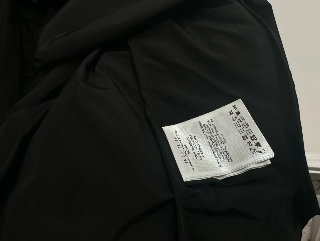 P480 [Moncler] Hooded Sun Protection Jacket for Women with Mouth Cover, Short Jacket, Sun Protection Jacket. Super breathable, perfect for sun protection in summer! This year’s hot workwear element, the mid-length version is also great at covering your flesh! The original hardware mold opening cannot be said to be similar, it can only be said to be exactly the same. Color: Black Milky White Pink Size: 0 1 2