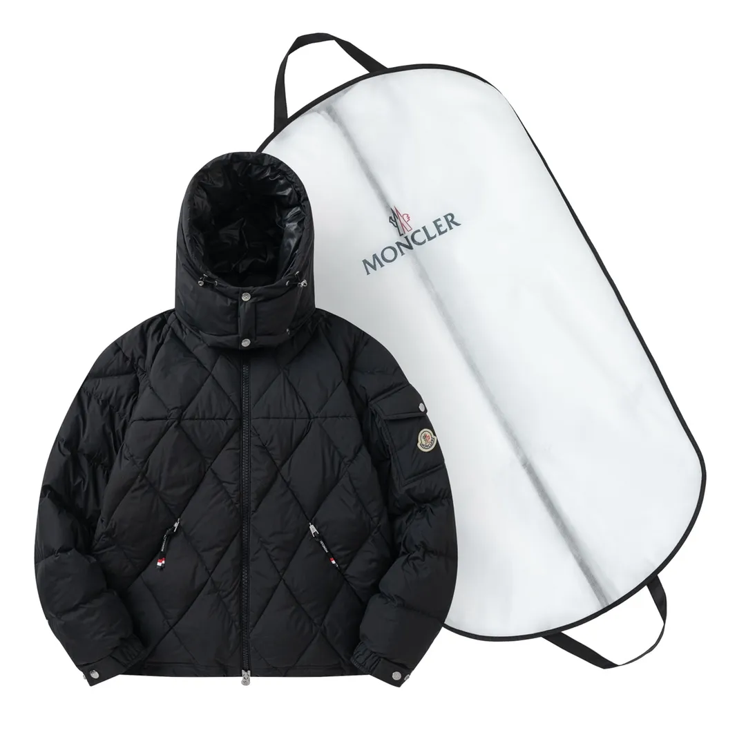 P920 with dust bag) Moncler/Moncler's new autumn and winter product vezere' goose down diamond check down jacket This down jacket is a basic warm item. This down jacket is equipped with a hood, which can be easily removed according to the weather. The jacket silhouette and sleeve patch pockets pay homage to the iconic Moner Maya down jacket. ·Made from longue saison fabric ·Lon lé ger brillant lining filled with 90% goose down Removable and adjustable hood with zipper and snap button closure Zippered pockets Sleeves with patch pockets ·Adjustable cuffs ·Drawstring hem Unisex Sizes: 1-5