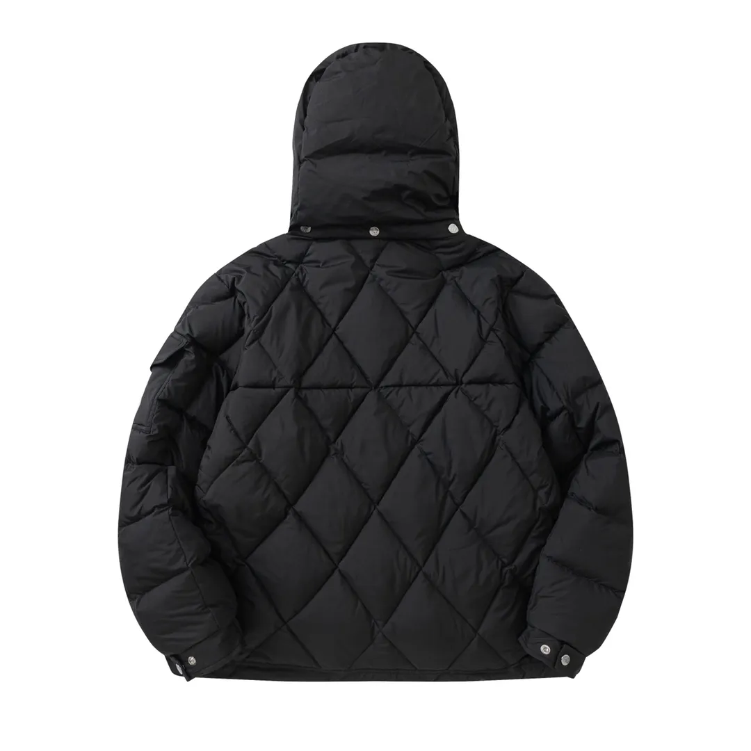 P920 with dust bag) Moncler/Moncler's new autumn and winter product vezere' goose down diamond check down jacket This down jacket is a basic warm item. This down jacket is equipped with a hood, which can be easily removed according to the weather. The jacket silhouette and sleeve patch pockets pay homage to the iconic Moner Maya down jacket. ·Made from longue saison fabric ·Lon lé ger brillant lining filled with 90% goose down Removable and adjustable hood with zipper and snap button closure Zippered pockets Sleeves with patch pockets ·Adjustable cuffs ·Drawstring hem Unisex Sizes: 1-5