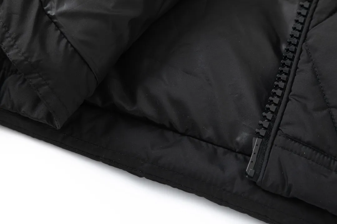 P920 with dust bag) Moncler/Moncler's new autumn and winter product vezere' goose down diamond check down jacket This down jacket is a basic warm item. This down jacket is equipped with a hood, which can be easily removed according to the weather. The jacket silhouette and sleeve patch pockets pay homage to the iconic Moner Maya down jacket. ·Made from longue saison fabric ·Lon lé ger brillant lining filled with 90% goose down Removable and adjustable hood with zipper and snap button closure Zippered pockets Sleeves with patch pockets ·Adjustable cuffs ·Drawstring hem Unisex Sizes: 1-5