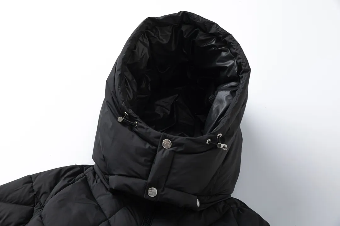 P920 with dust bag) Moncler/Moncler's new autumn and winter product vezere' goose down diamond check down jacket This down jacket is a basic warm item. This down jacket is equipped with a hood, which can be easily removed according to the weather. The jacket silhouette and sleeve patch pockets pay homage to the iconic Moner Maya down jacket. ·Made from longue saison fabric ·Lon lé ger brillant lining filled with 90% goose down Removable and adjustable hood with zipper and snap button closure Zippered pockets Sleeves with patch pockets ·Adjustable cuffs ·Drawstring hem Unisex Sizes: 1-5