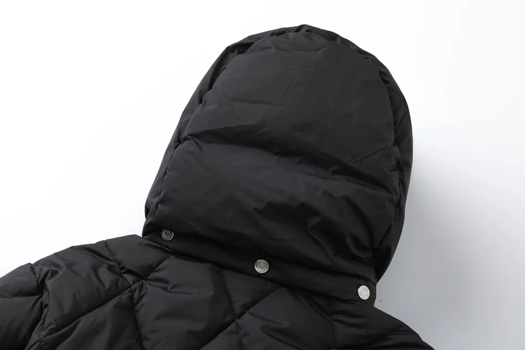 P920 with dust bag) Moncler/Moncler's new autumn and winter product vezere' goose down diamond check down jacket This down jacket is a basic warm item. This down jacket is equipped with a hood, which can be easily removed according to the weather. The jacket silhouette and sleeve patch pockets pay homage to the iconic Moner Maya down jacket. ·Made from longue saison fabric ·Lon lé ger brillant lining filled with 90% goose down Removable and adjustable hood with zipper and snap button closure Zippered pockets Sleeves with patch pockets ·Adjustable cuffs ·Drawstring hem Unisex Sizes: 1-5