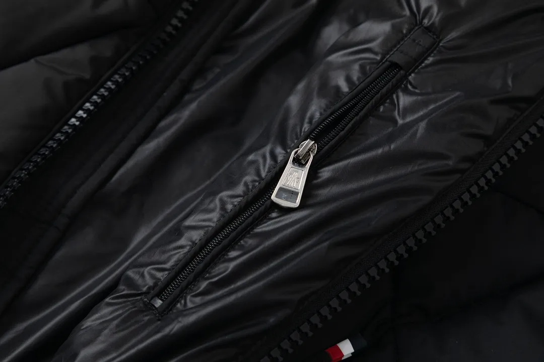 P920 with dust bag) Moncler/Moncler's new autumn and winter product vezere' goose down diamond check down jacket This down jacket is a basic warm item. This down jacket is equipped with a hood, which can be easily removed according to the weather. The jacket silhouette and sleeve patch pockets pay homage to the iconic Moner Maya down jacket. ·Made from longue saison fabric ·Lon lé ger brillant lining filled with 90% goose down Removable and adjustable hood with zipper and snap button closure Zippered pockets Sleeves with patch pockets ·Adjustable cuffs ·Drawstring hem Unisex Sizes: 1-5