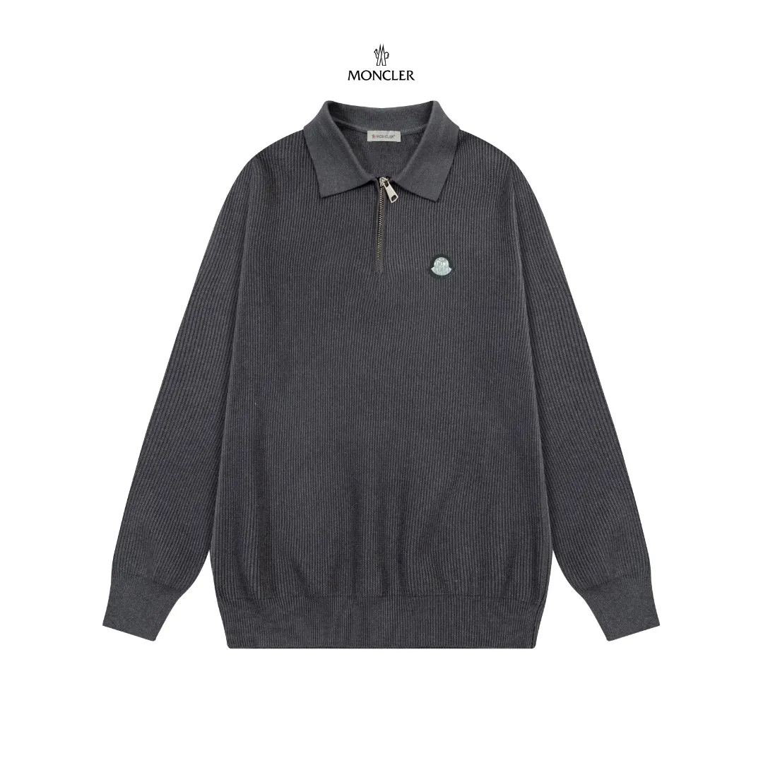 P250 Moncler masked zipper lapel sweater, the latest 2025 casual Polo wool sweater.  The texture is delicate, soft and comfortable, skin-friendly and warm, not easy to deform, simple and high-end style, and the logo on the chest is very exquisite and perfect! The upper body effect is very strong 👍 Color: black, gray Size: S-XL