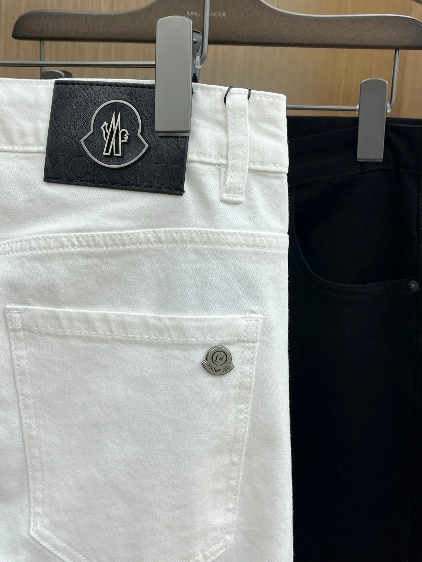 P240 Moncler 25ss🔥New light-colored denim trousers. The best original jeans in the physical store, suitable for all ages. Comfortable, soft and skin-friendly, the upper body effect is super fashionable and versatile, upright and stylish, a wardrobe must-have! Perfect for any occasion. Size: 28-38 (no 35.37)