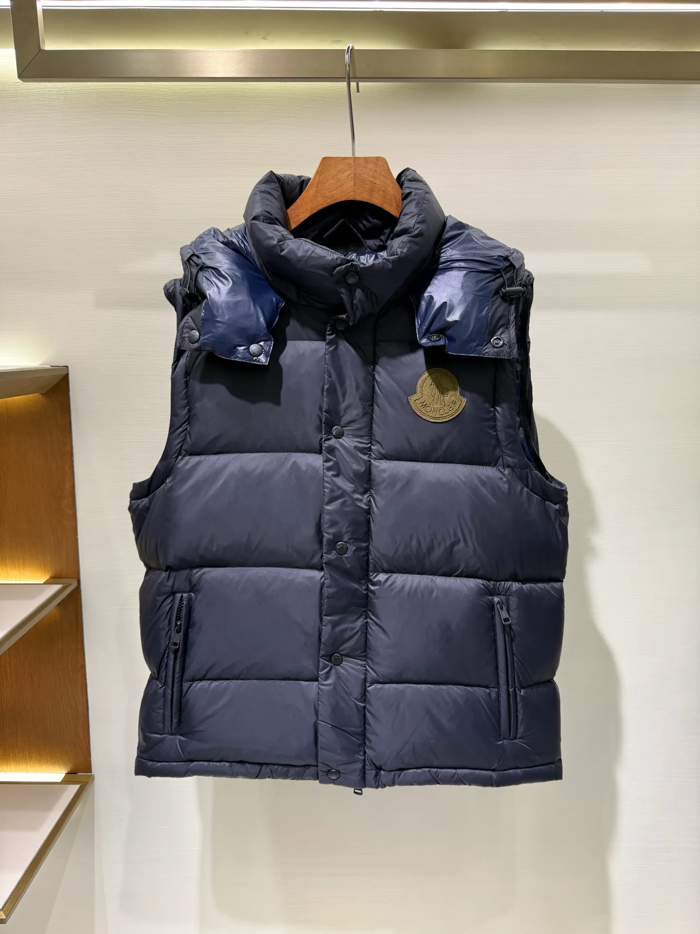 P1340 Moncler Cyclone men's 2-in-1 down jacket (disassembly details) The Cyclone down jacket interprets the classic silhouette of the 1980s with a modern approach and adopts a new simple version design. This short down jacket is made from nylon and features easily removable sleeves, allowing you to convert the jacket into a vest. A removable hood and contrast lining complete the design.  Fabric: Made of nylon fabric, lined with Nylon laqué and filled with down, 100% nylon, filling: 95 white duck down, filling capacity of about 300g (washed standard goose down), please order the goose down version if you need it. Craftsmanship: detachable hood and sleeves, zipper and snap button closure, zipper pocket, elastic cuffs, elastic drawstring hem, supports NFC chip sensing, size: 1 2 3 4 5, color: dark blue, dark brown 0556080