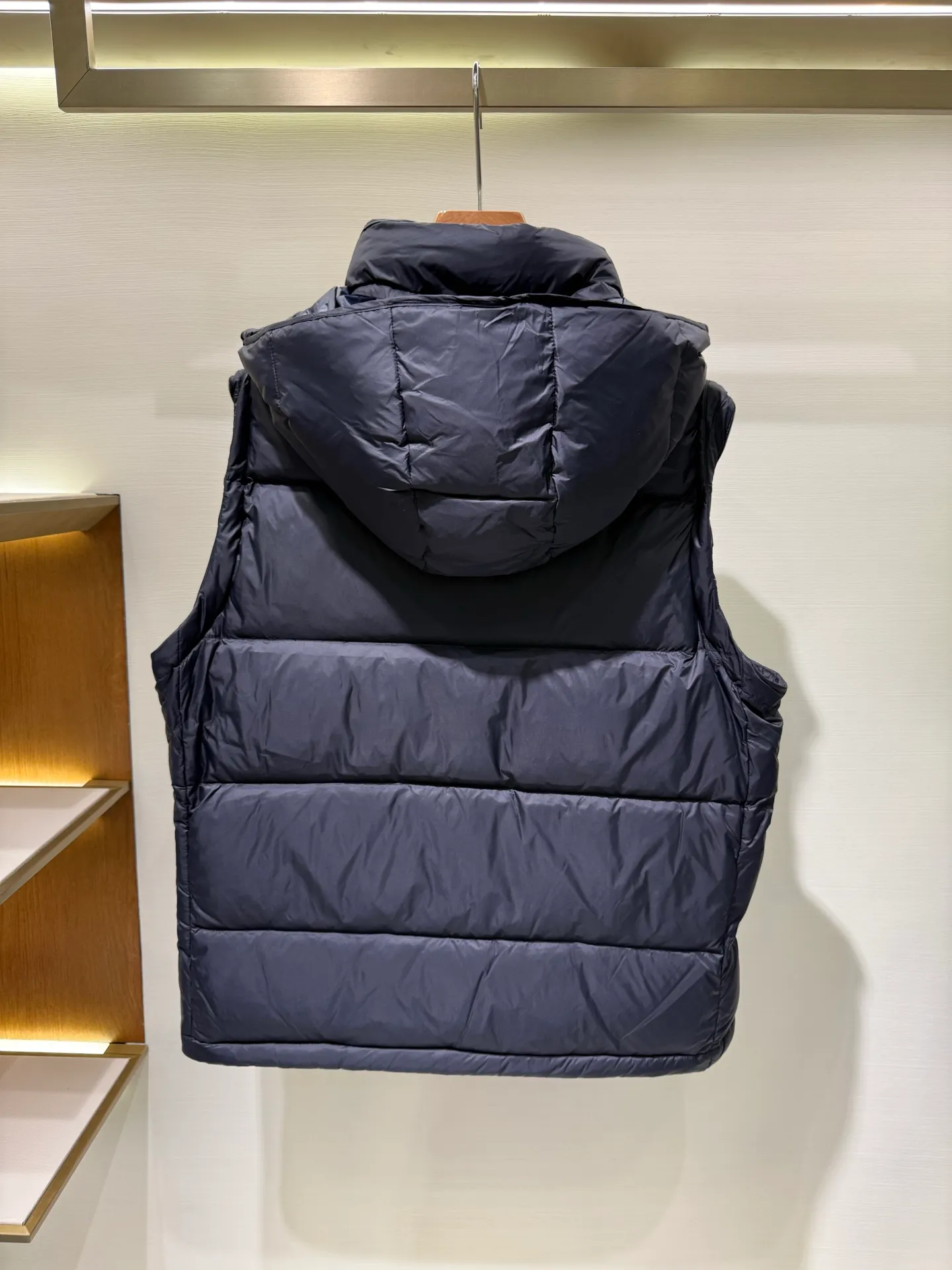 P1340 Moncler Cyclone men's 2-in-1 down jacket (disassembly details) The Cyclone down jacket interprets the classic silhouette of the 1980s with a modern approach and adopts a new simple version design. This short down jacket is made from nylon and features easily removable sleeves, allowing you to convert the jacket into a vest. A removable hood and contrast lining complete the design.  Fabric: Made of nylon fabric, lined with Nylon laqué and filled with down, 100% nylon, filling: 95 white duck down, filling capacity of about 300g (washed standard goose down), please order the goose down version if you need it. Craftsmanship: detachable hood and sleeves, zipper and snap button closure, zipper pocket, elastic cuffs, elastic drawstring hem, supports NFC chip sensing, size: 1 2 3 4 5, color: dark blue, dark brown 0556080