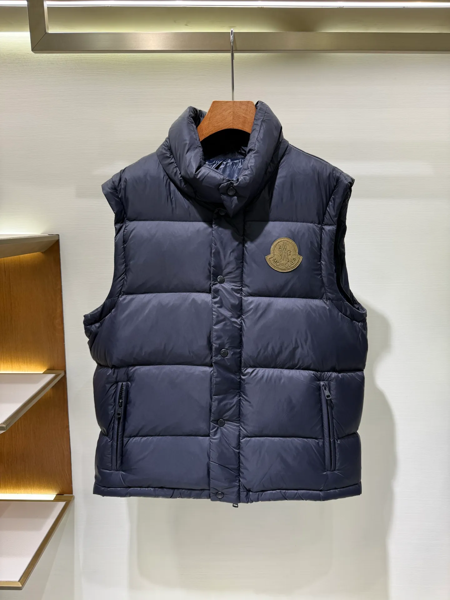 P1340 Moncler Cyclone men's 2-in-1 down jacket (disassembly details) The Cyclone down jacket interprets the classic silhouette of the 1980s with a modern approach and adopts a new simple version design. This short down jacket is made from nylon and features easily removable sleeves, allowing you to convert the jacket into a vest. A removable hood and contrast lining complete the design.  Fabric: Made of nylon fabric, lined with Nylon laqué and filled with down, 100% nylon, filling: 95 white duck down, filling capacity of about 300g (washed standard goose down), please order the goose down version if you need it. Craftsmanship: detachable hood and sleeves, zipper and snap button closure, zipper pocket, elastic cuffs, elastic drawstring hem, supports NFC chip sensing, size: 1 2 3 4 5, color: dark blue, dark brown 0556080