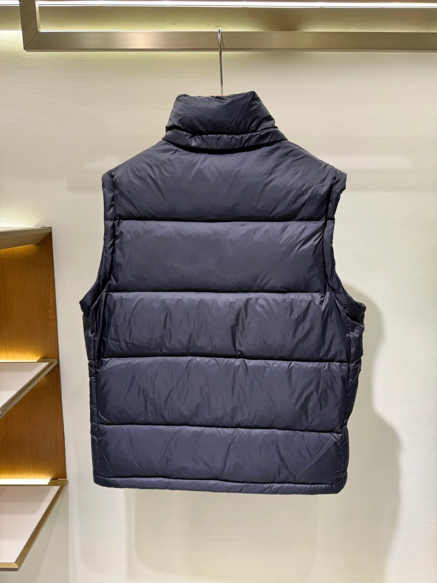P1340 Moncler Cyclone men's 2-in-1 down jacket (disassembly details) The Cyclone down jacket interprets the classic silhouette of the 1980s with a modern approach and adopts a new simple version design. This short down jacket is made from nylon and features easily removable sleeves, allowing you to convert the jacket into a vest. A removable hood and contrast lining complete the design.  Fabric: Made of nylon fabric, lined with Nylon laqué and filled with down, 100% nylon, filling: 95 white duck down, filling capacity of about 300g (washed standard goose down), please order the goose down version if you need it. Craftsmanship: detachable hood and sleeves, zipper and snap button closure, zipper pocket, elastic cuffs, elastic drawstring hem, supports NFC chip sensing, size: 1 2 3 4 5, color: dark blue, dark brown 0556080