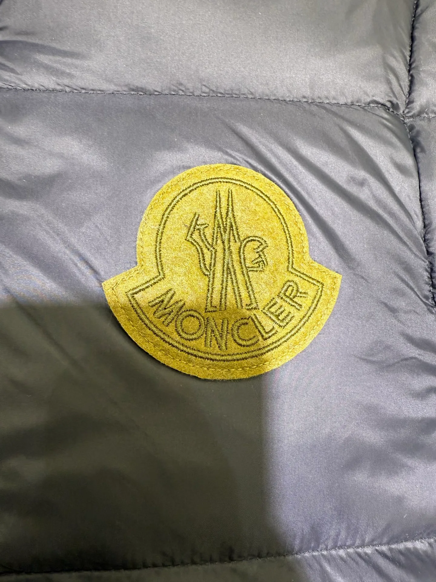 P1340 Moncler Cyclone men's 2-in-1 down jacket (disassembly details) The Cyclone down jacket interprets the classic silhouette of the 1980s with a modern approach and adopts a new simple version design. This short down jacket is made from nylon and features easily removable sleeves, allowing you to convert the jacket into a vest. A removable hood and contrast lining complete the design.  Fabric: Made of nylon fabric, lined with Nylon laqué and filled with down, 100% nylon, filling: 95 white duck down, filling capacity of about 300g (washed standard goose down), please order the goose down version if you need it. Craftsmanship: detachable hood and sleeves, zipper and snap button closure, zipper pocket, elastic cuffs, elastic drawstring hem, supports NFC chip sensing, size: 1 2 3 4 5, color: dark blue, dark brown 0556080