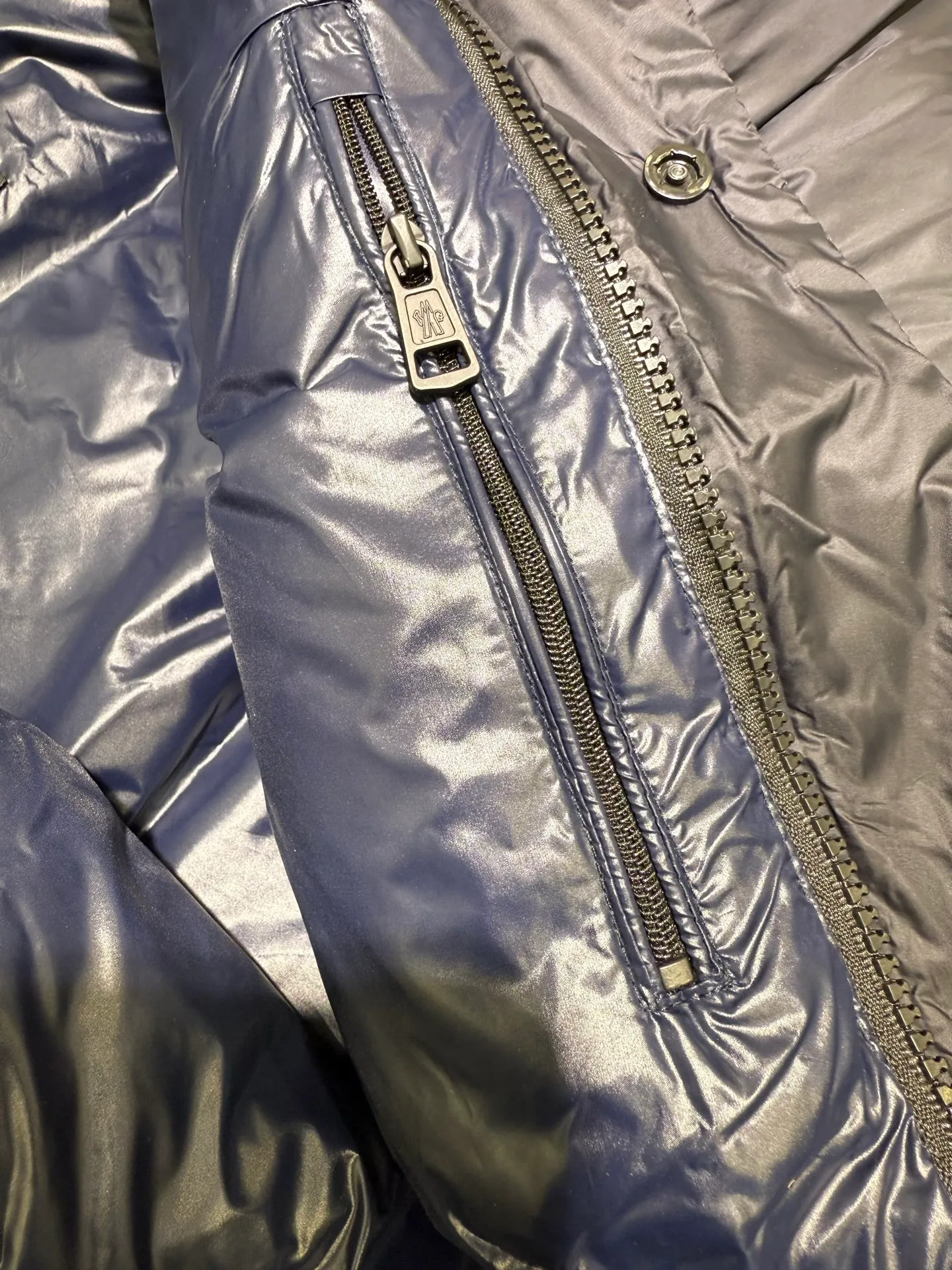 P1340 Moncler Cyclone men's 2-in-1 down jacket (disassembly details) The Cyclone down jacket interprets the classic silhouette of the 1980s with a modern approach and adopts a new simple version design. This short down jacket is made from nylon and features easily removable sleeves, allowing you to convert the jacket into a vest. A removable hood and contrast lining complete the design.  Fabric: Made of nylon fabric, lined with Nylon laqué and filled with down, 100% nylon, filling: 95 white duck down, filling capacity of about 300g (washed standard goose down), please order the goose down version if you need it. Craftsmanship: detachable hood and sleeves, zipper and snap button closure, zipper pocket, elastic cuffs, elastic drawstring hem, supports NFC chip sensing, size: 1 2 3 4 5, color: dark blue, dark brown 0556080