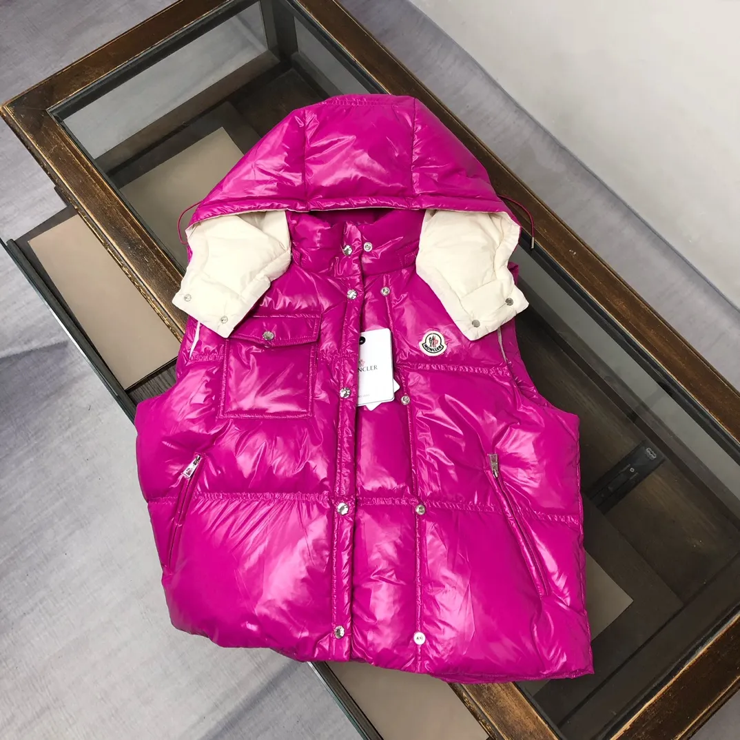 P900——————💛Women’s Moncler 25 autumn and winter latest product Pario women’s hooded down vest (hat🉑removable) Pario down vest cleverly uses shape and texture to show modern style. Made from functional super laque nylon fabric with a glossy finish. This hooded insulated piece features a double-snap closure for an asymmetrical shape. Trimmed with quilting in different sizes for a geometric feel. Color: black, off-white, rose red Size: 0-1-2 (SML)